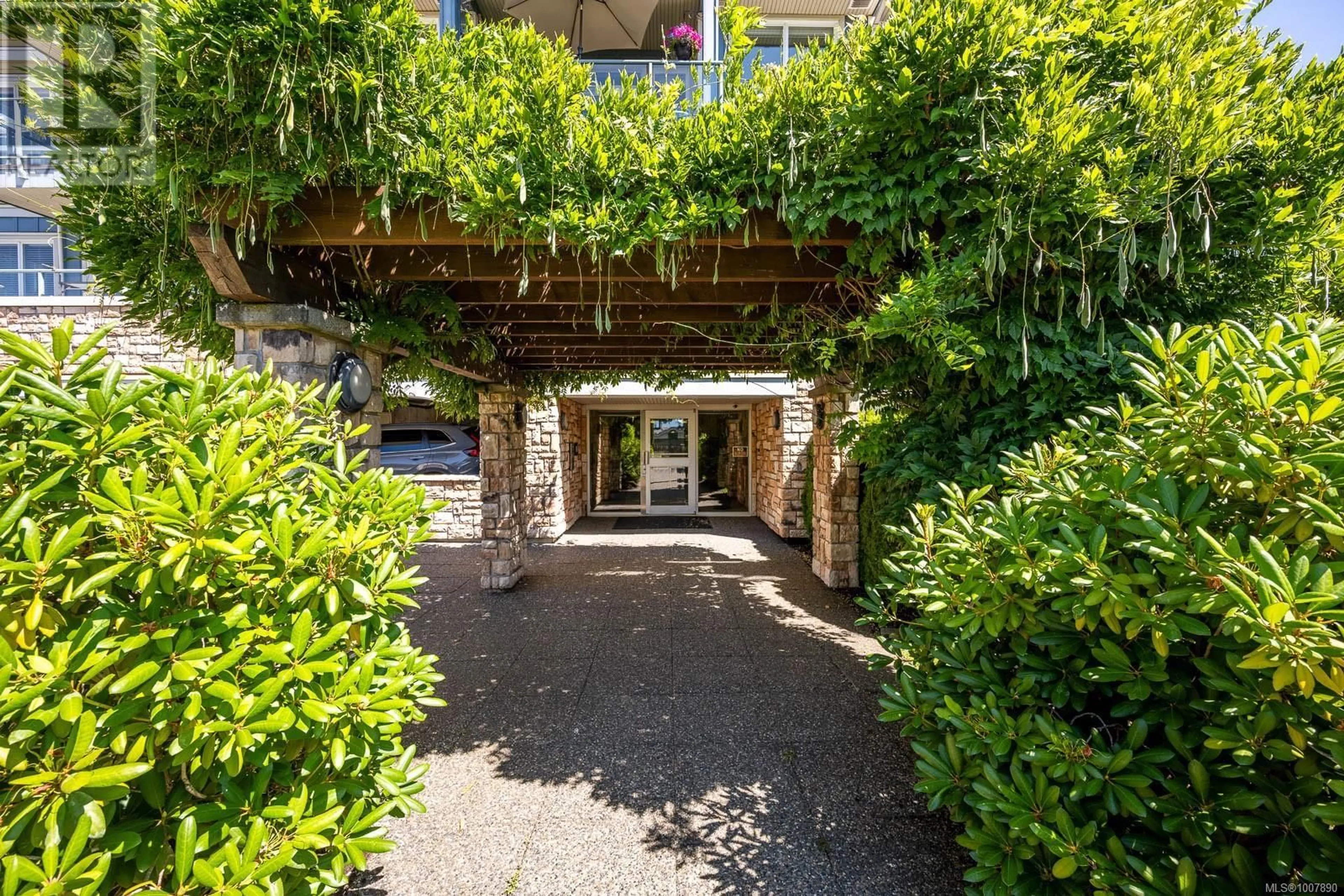 Patio, street for 302 - 1912 COMOX AVENUE, Comox British Columbia V9M3M7
