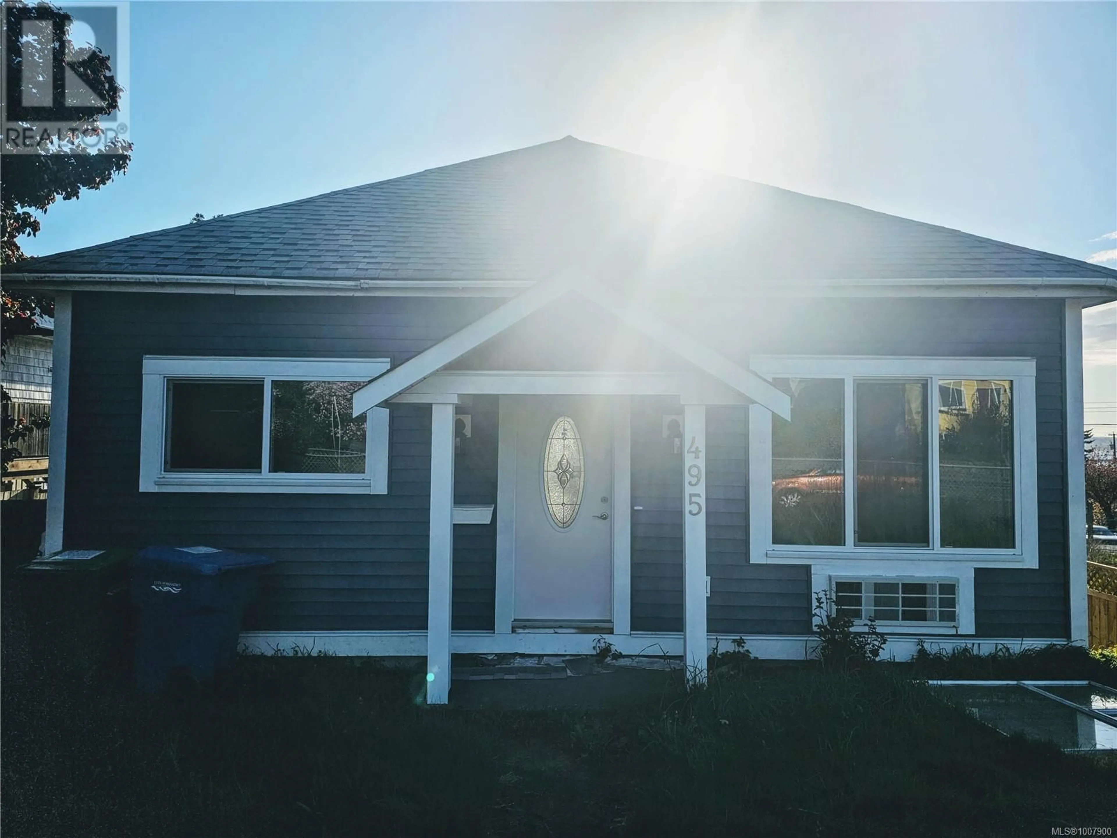 Home with vinyl exterior material, building for 495 NICOL STREET, Nanaimo British Columbia V9R4T5