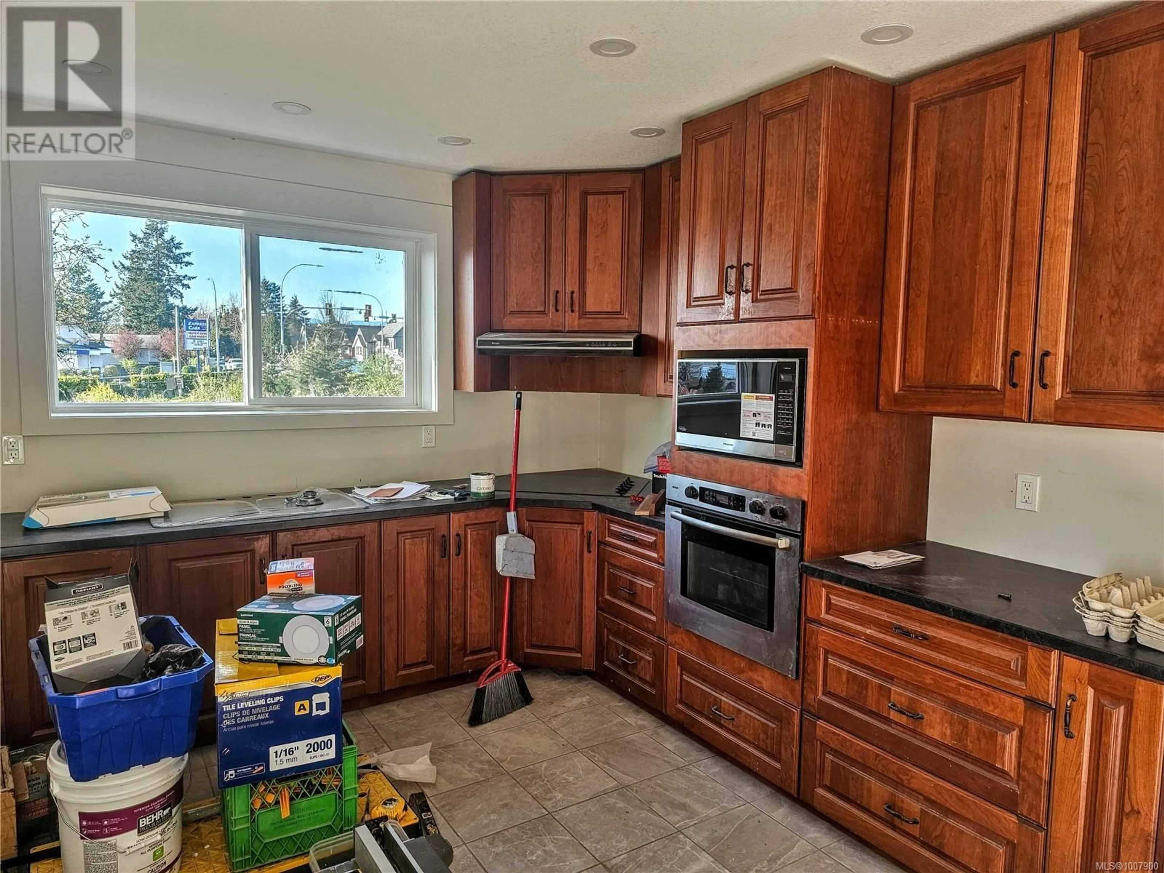 Standard kitchen, ceramic/tile floor for 495 NICOL STREET, Nanaimo British Columbia V9R4T5