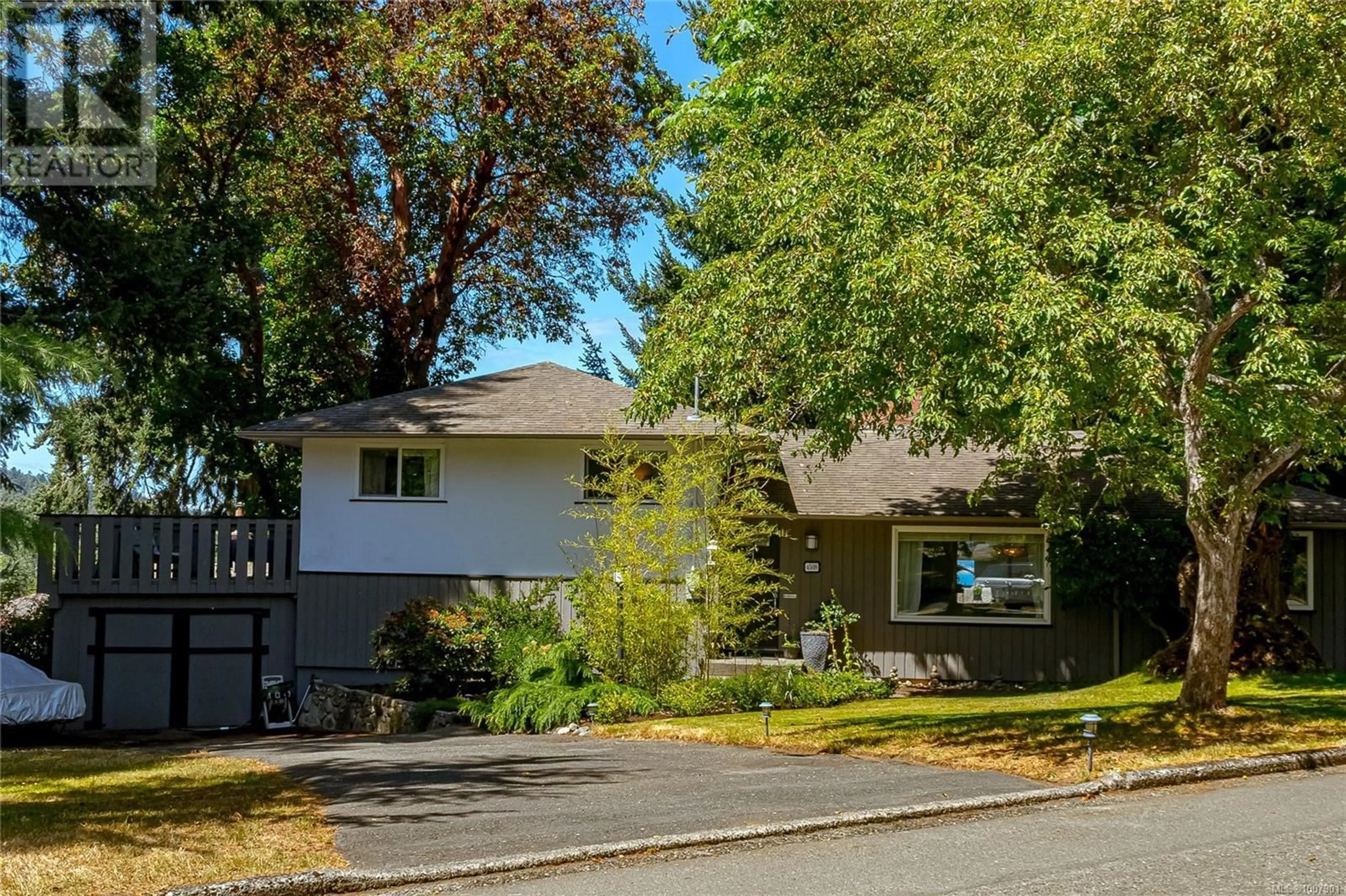 Home with vinyl exterior material, street for 4508 DUART ROAD, Saanich British Columbia V8N3K2
