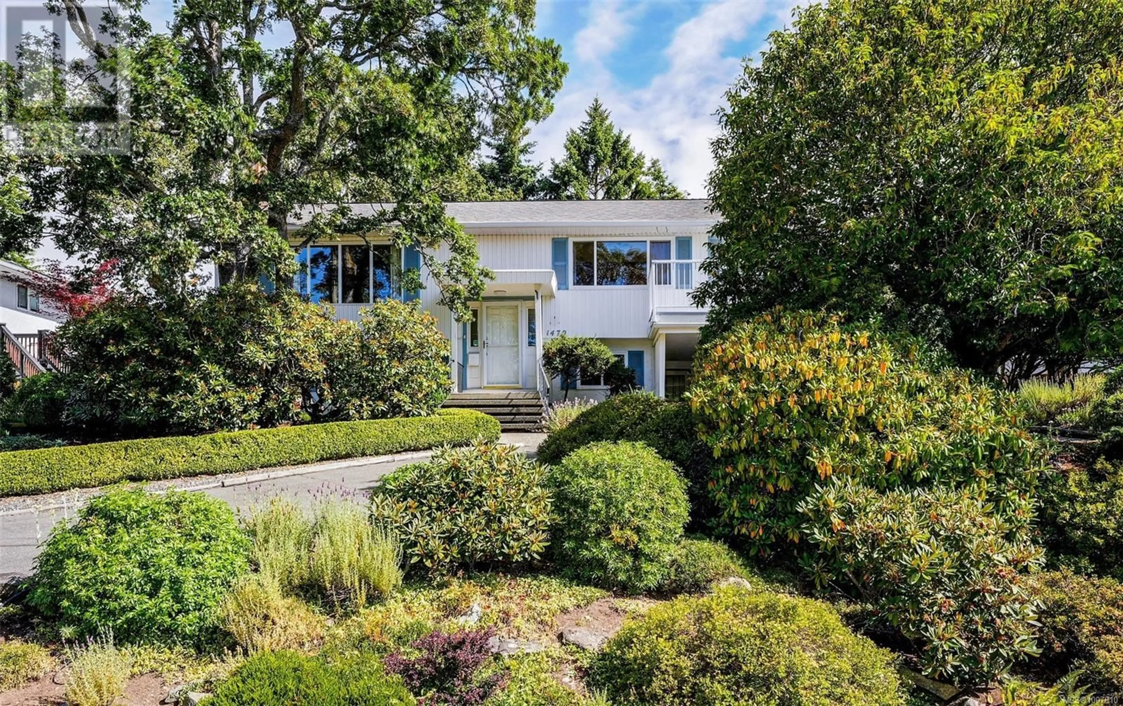 Home with vinyl exterior material, street for 1470 BANFF PLACE, Saanich British Columbia V8P2E8