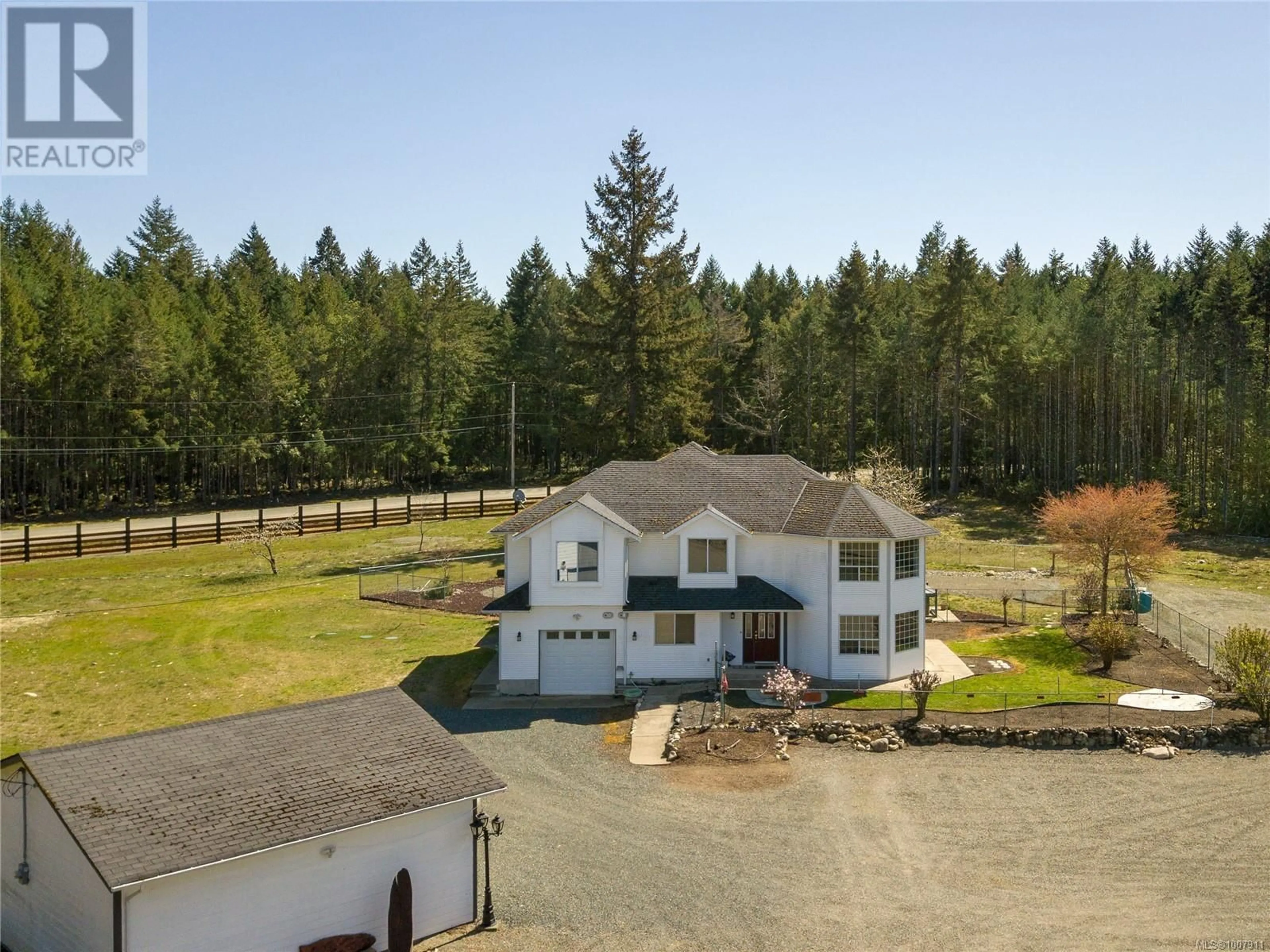 A pic from outside/outdoor area/front of a property/back of a property/a pic from drone, unknown for 2075 PARKWAY PLACE, Errington British Columbia V0R1V0
