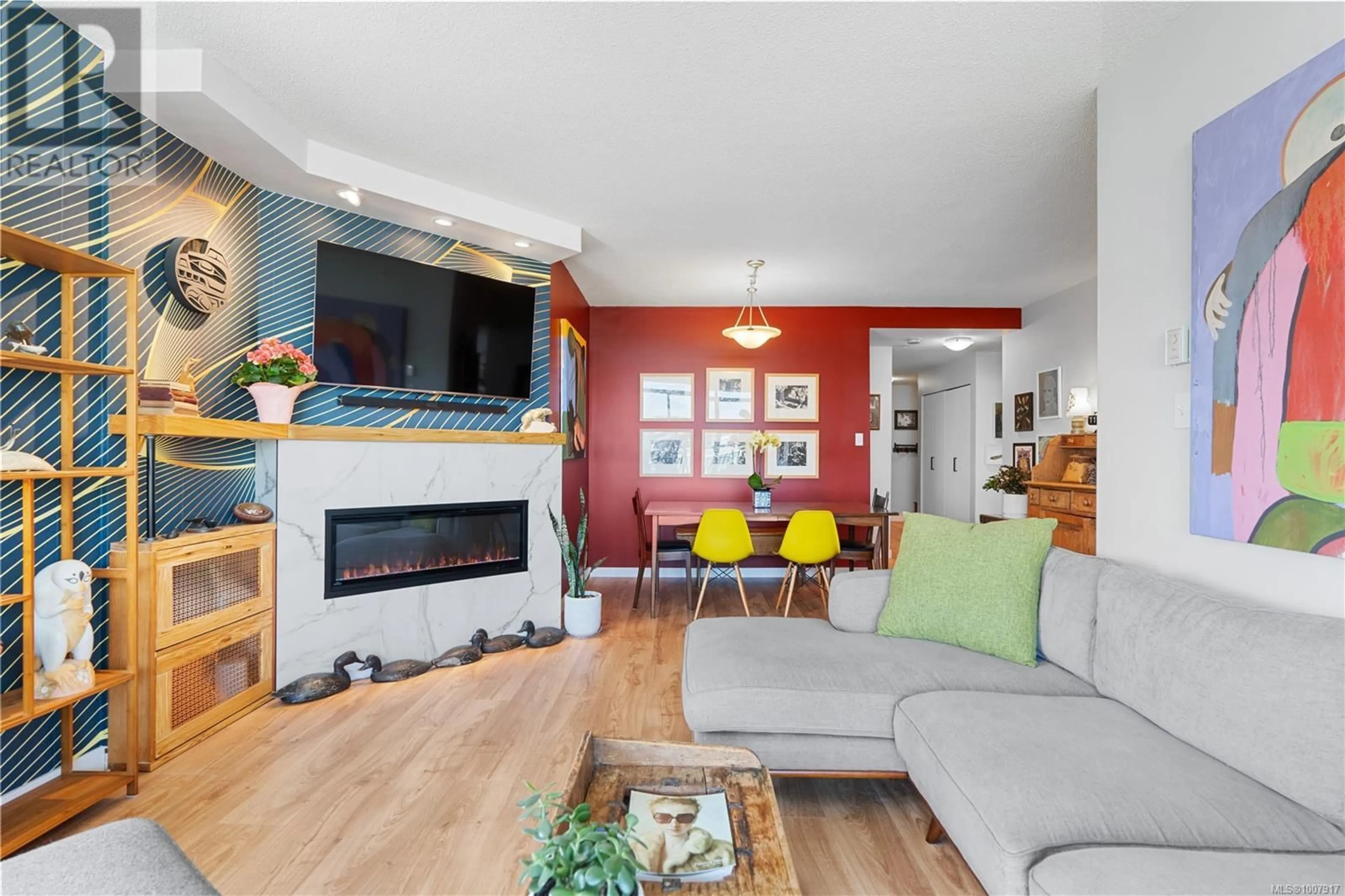 Living room with furniture, wood/laminate floor for 1005 - 1010 VIEW STREET, Victoria British Columbia V8V4Y3