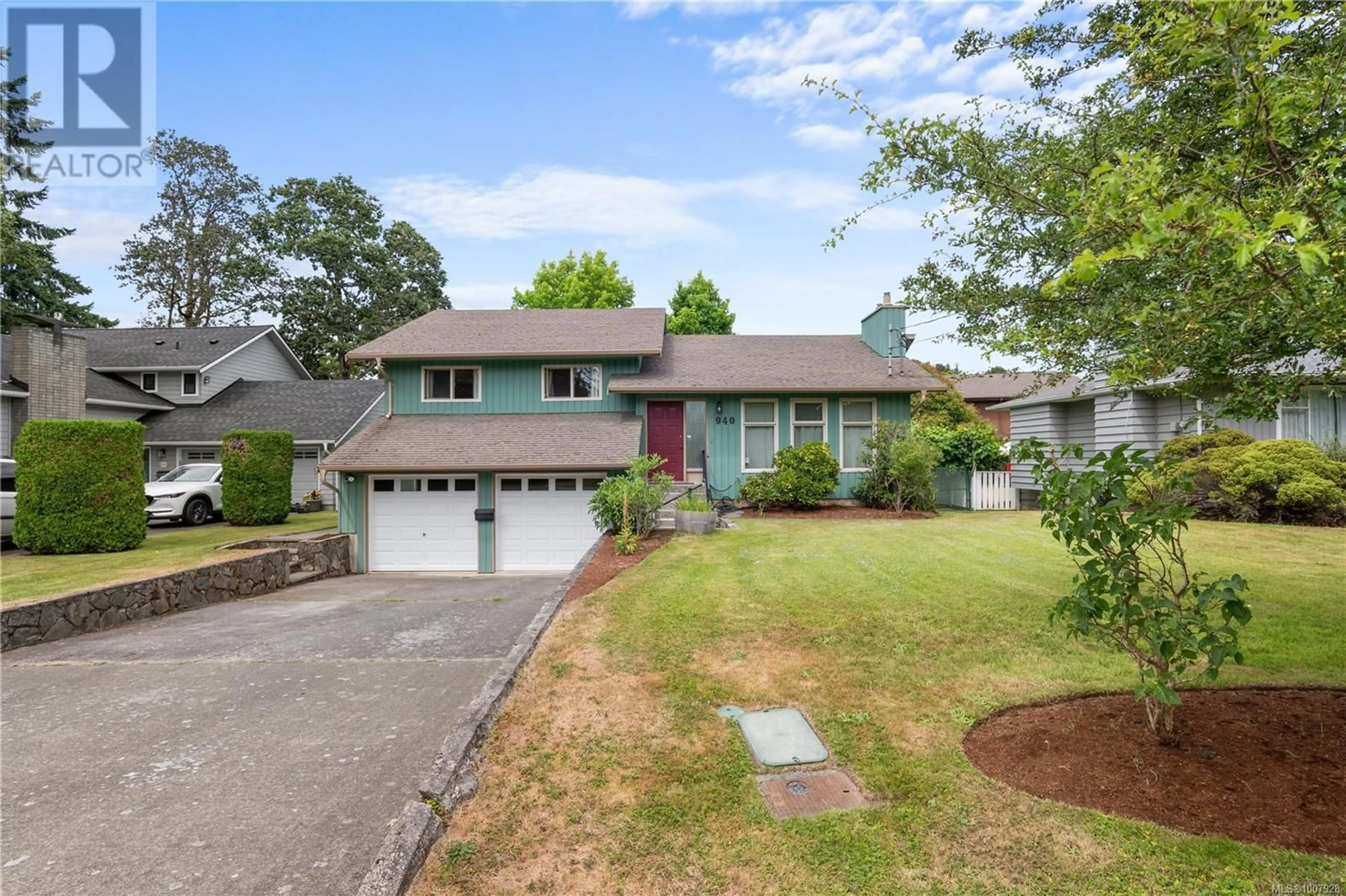 Home with vinyl exterior material, street for 940 LUCAS AVENUE, Saanich British Columbia V8X4L2