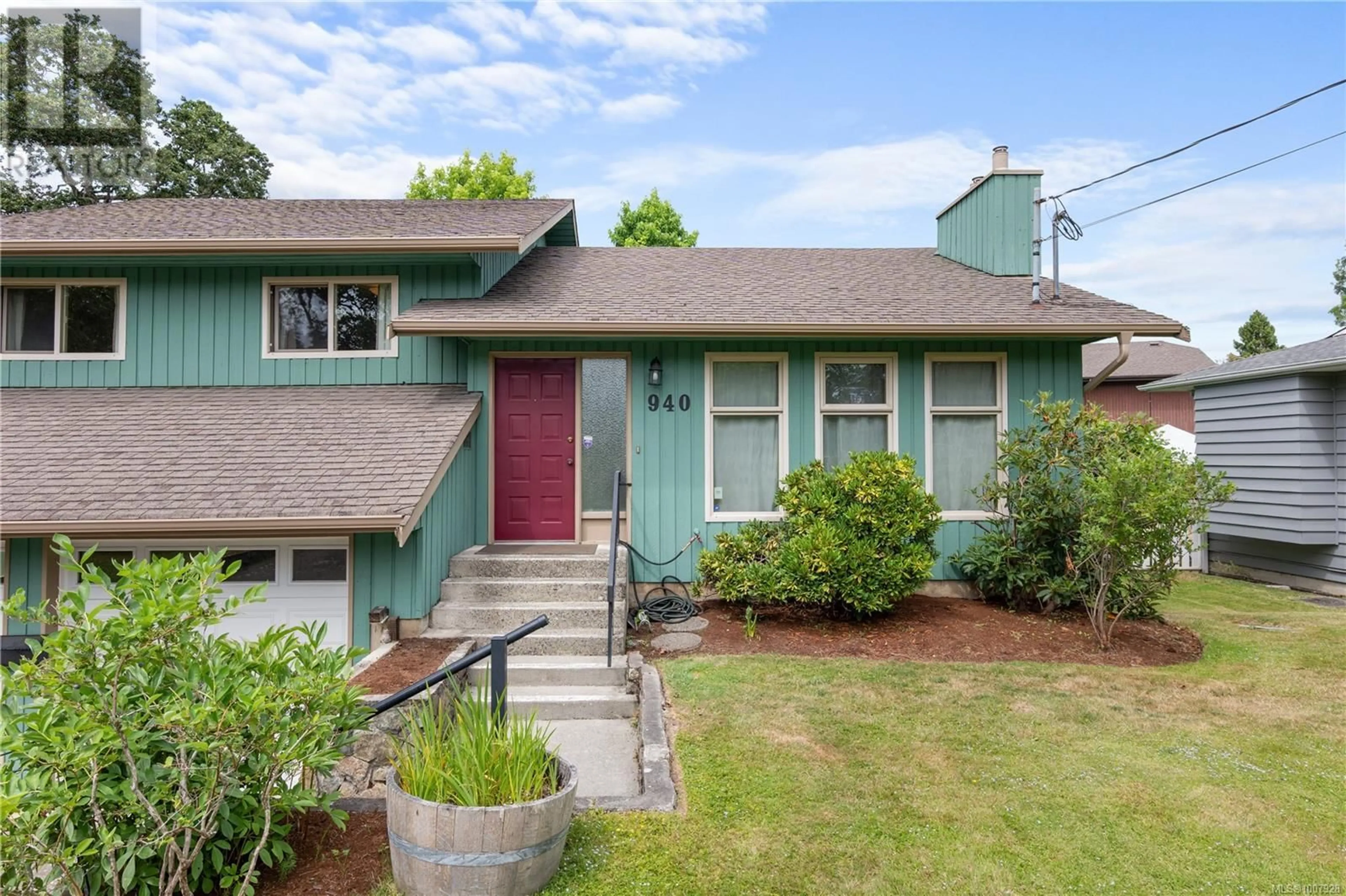 Home with vinyl exterior material, street for 940 LUCAS AVENUE, Saanich British Columbia V8X4L2