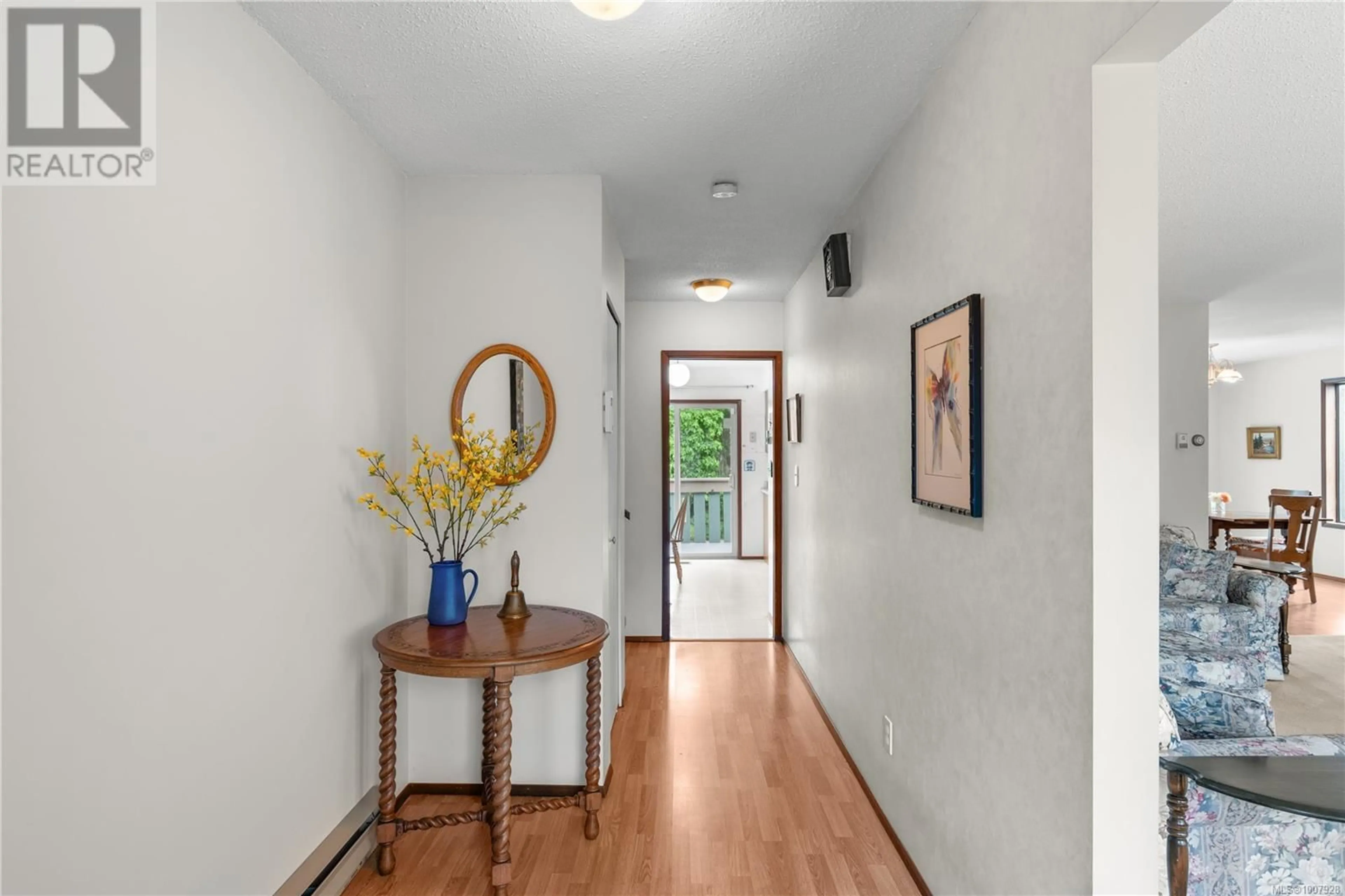 Indoor entryway for 940 LUCAS AVENUE, Saanich British Columbia V8X4L2
