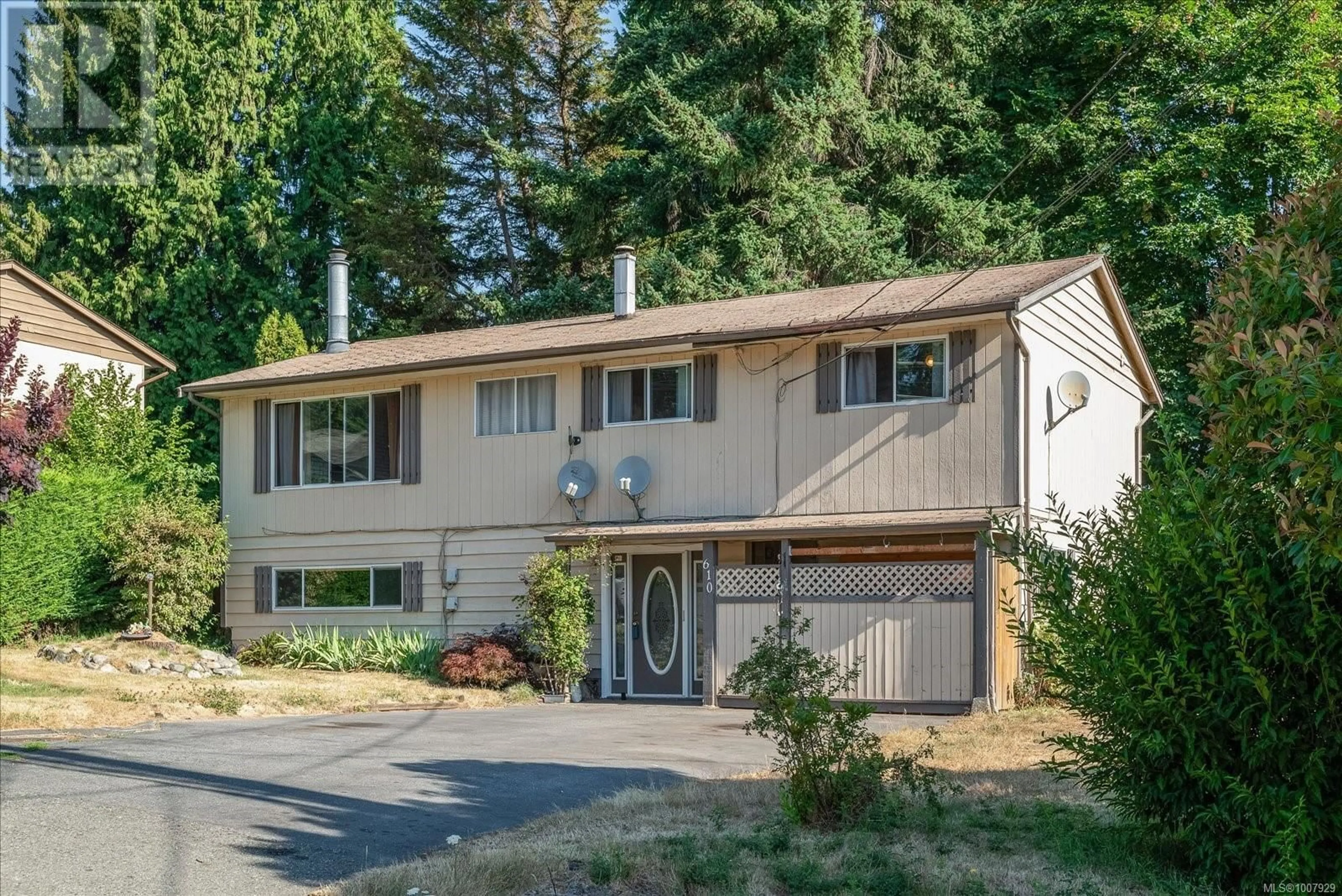 Home with vinyl exterior material, street for 610 SEVENTH STREET, Nanaimo British Columbia V9R1G2