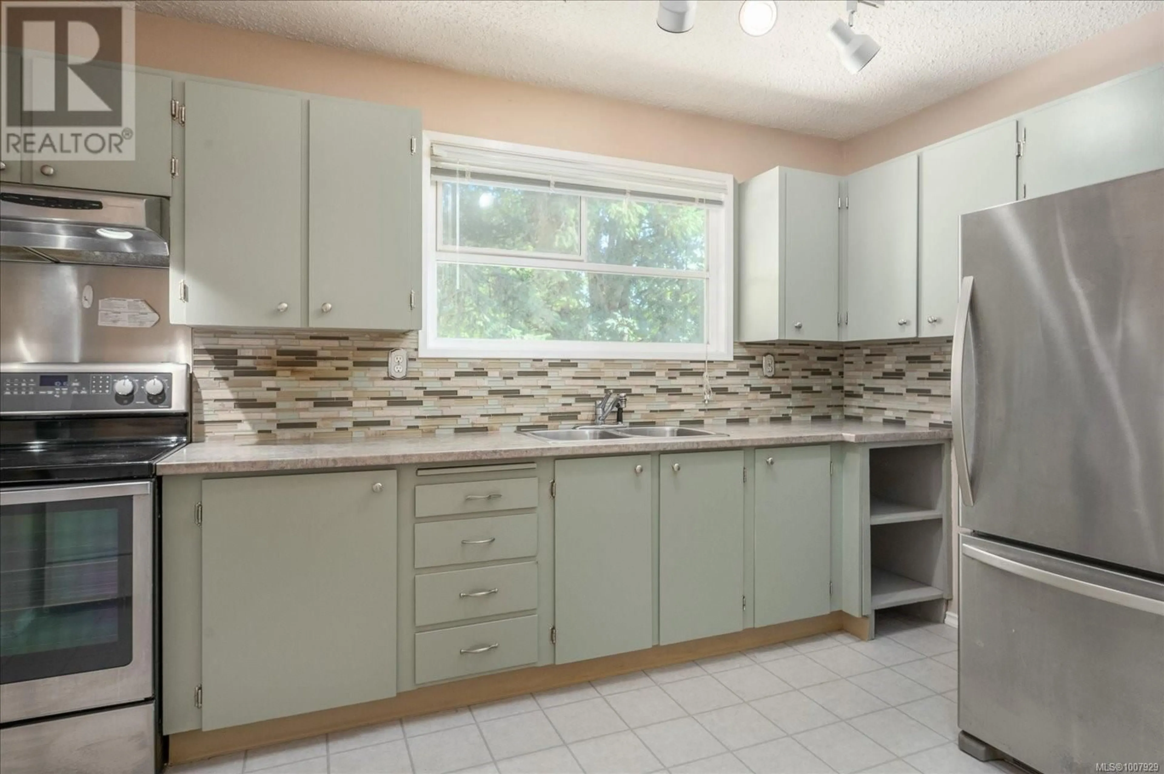 Standard kitchen, ceramic/tile floor for 610 SEVENTH STREET, Nanaimo British Columbia V9R1G2