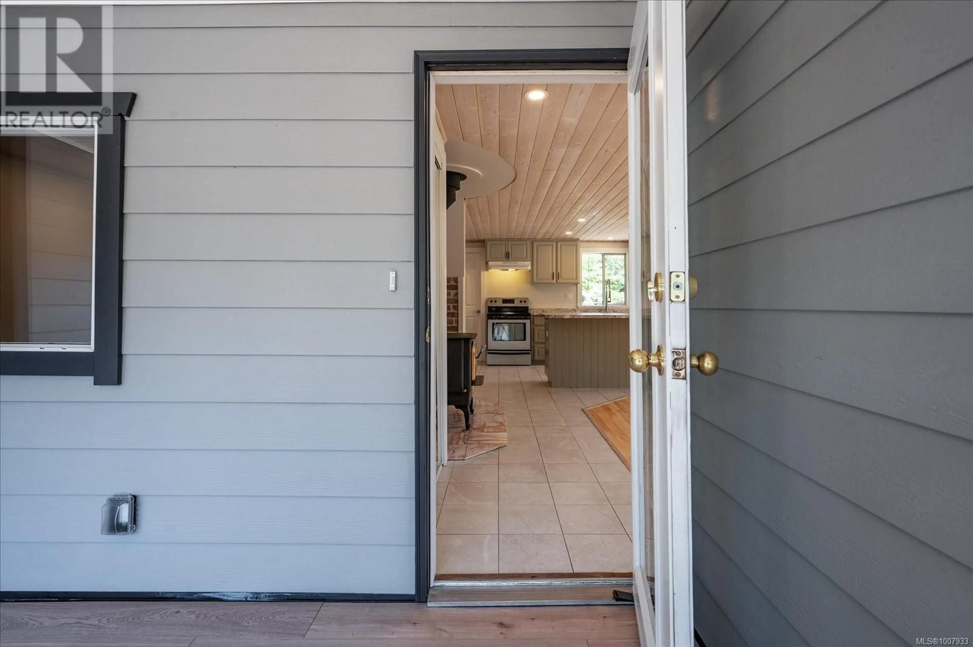 Indoor entryway for 3 - 2100 ERRINGTON ROAD, Errington British Columbia V0R1V0