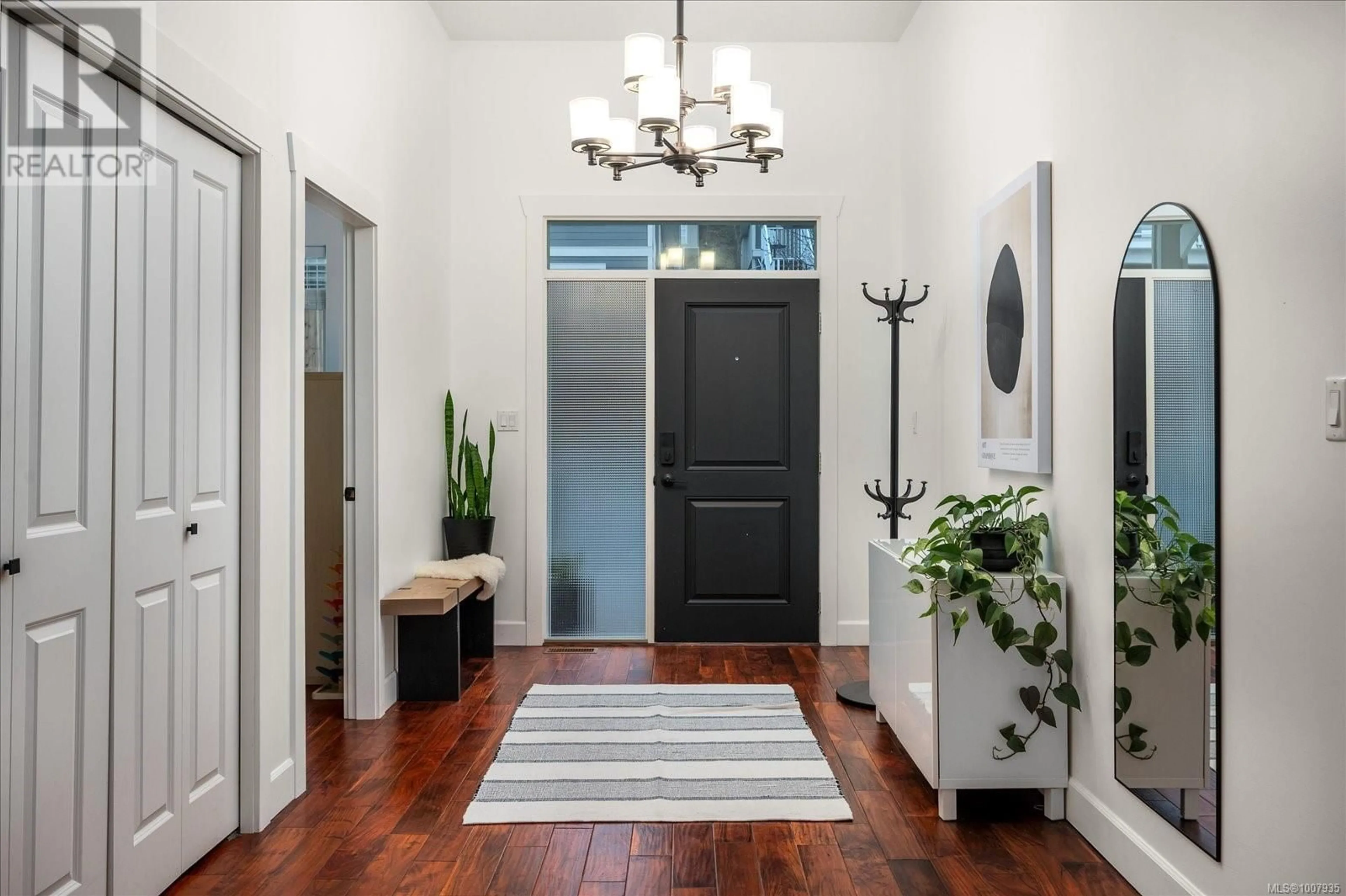Indoor entryway for 4999 DUNN PLACE, Nanaimo British Columbia V9T6S9