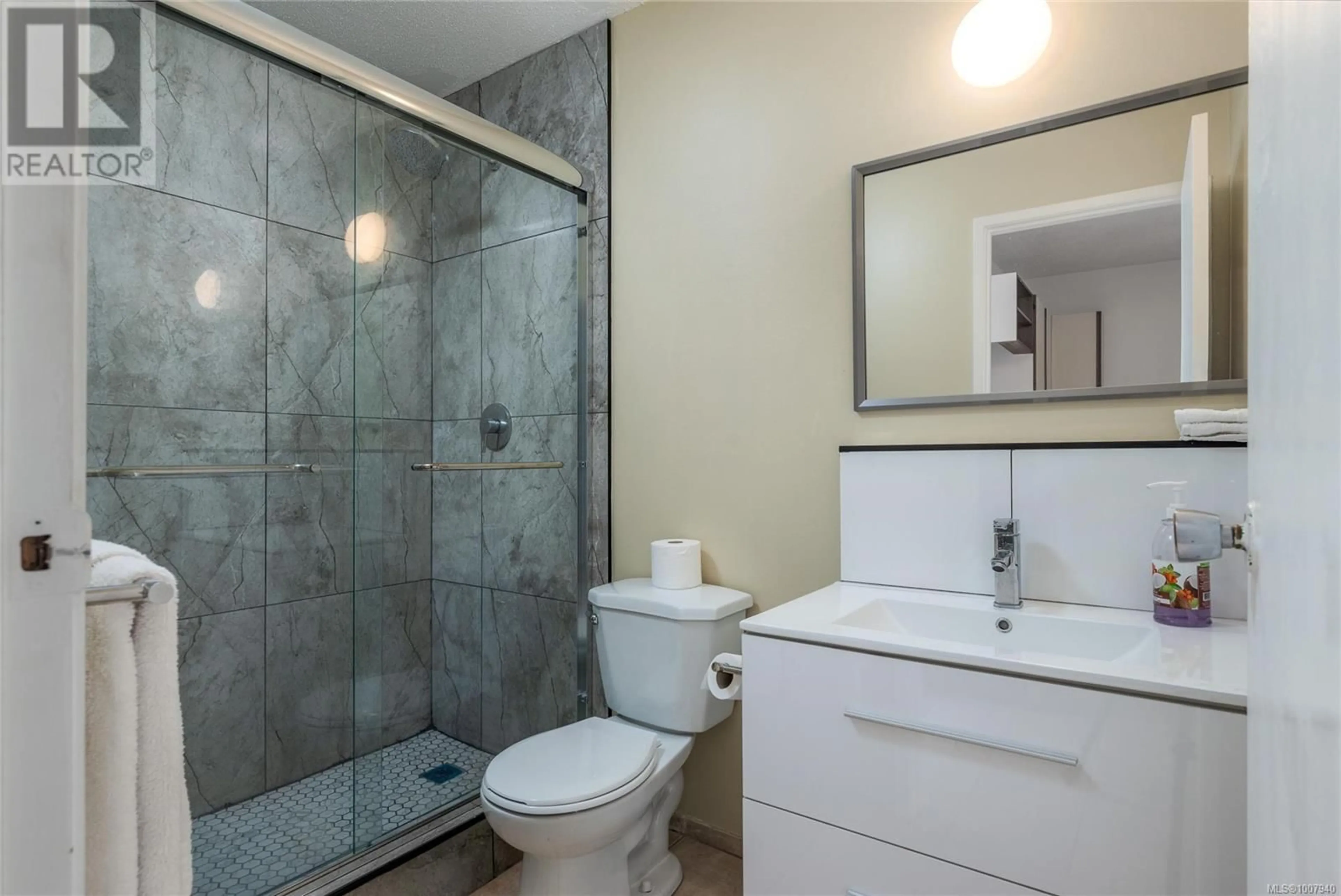 Standard bathroom, ceramic/tile floor for 1558 CHAPLIN STREET, Crofton British Columbia V0R1R0