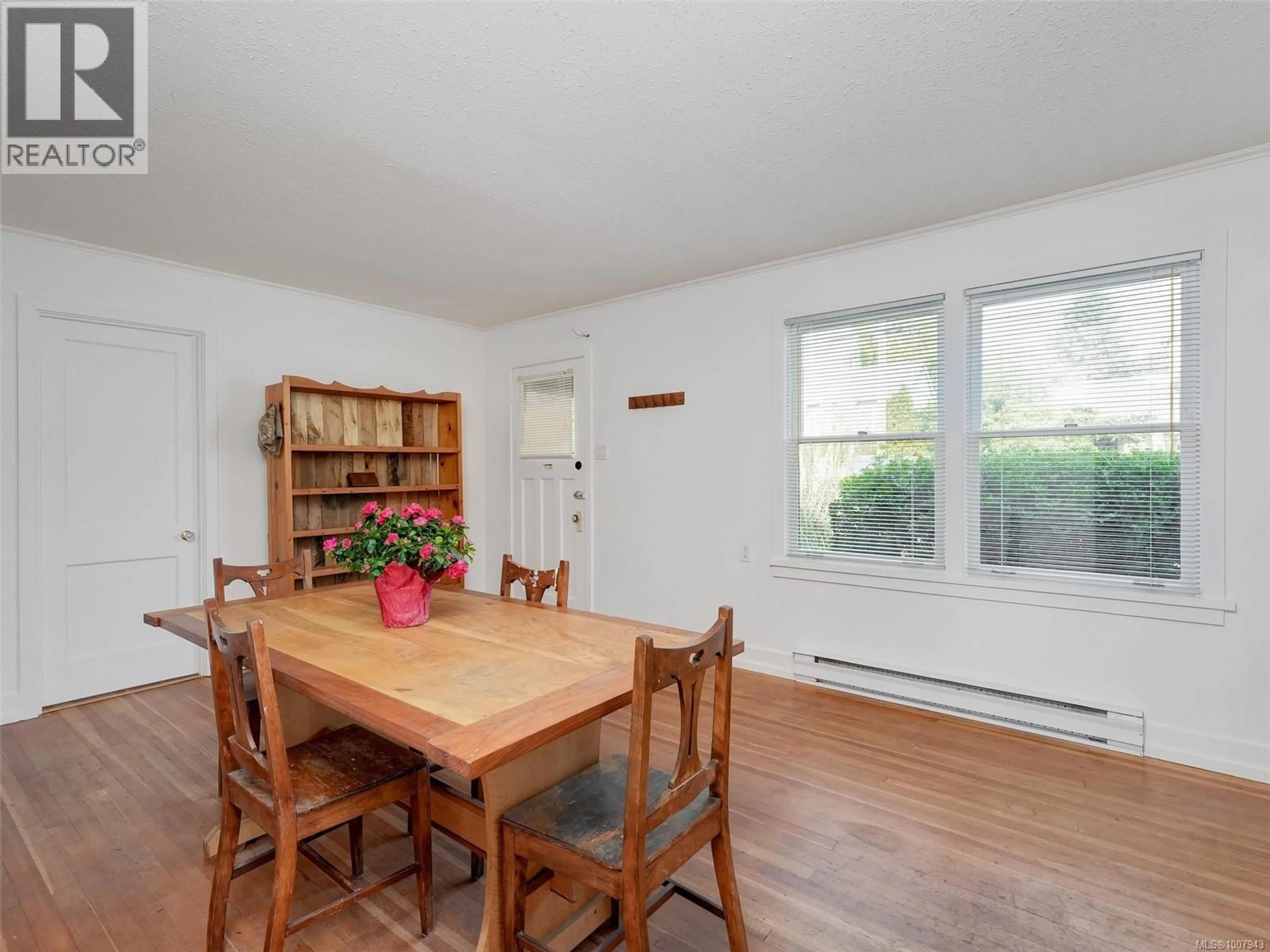Dining room, wood/laminate floor for 927 DUNSMUIR ROAD, Esquimalt British Columbia V9A5C4