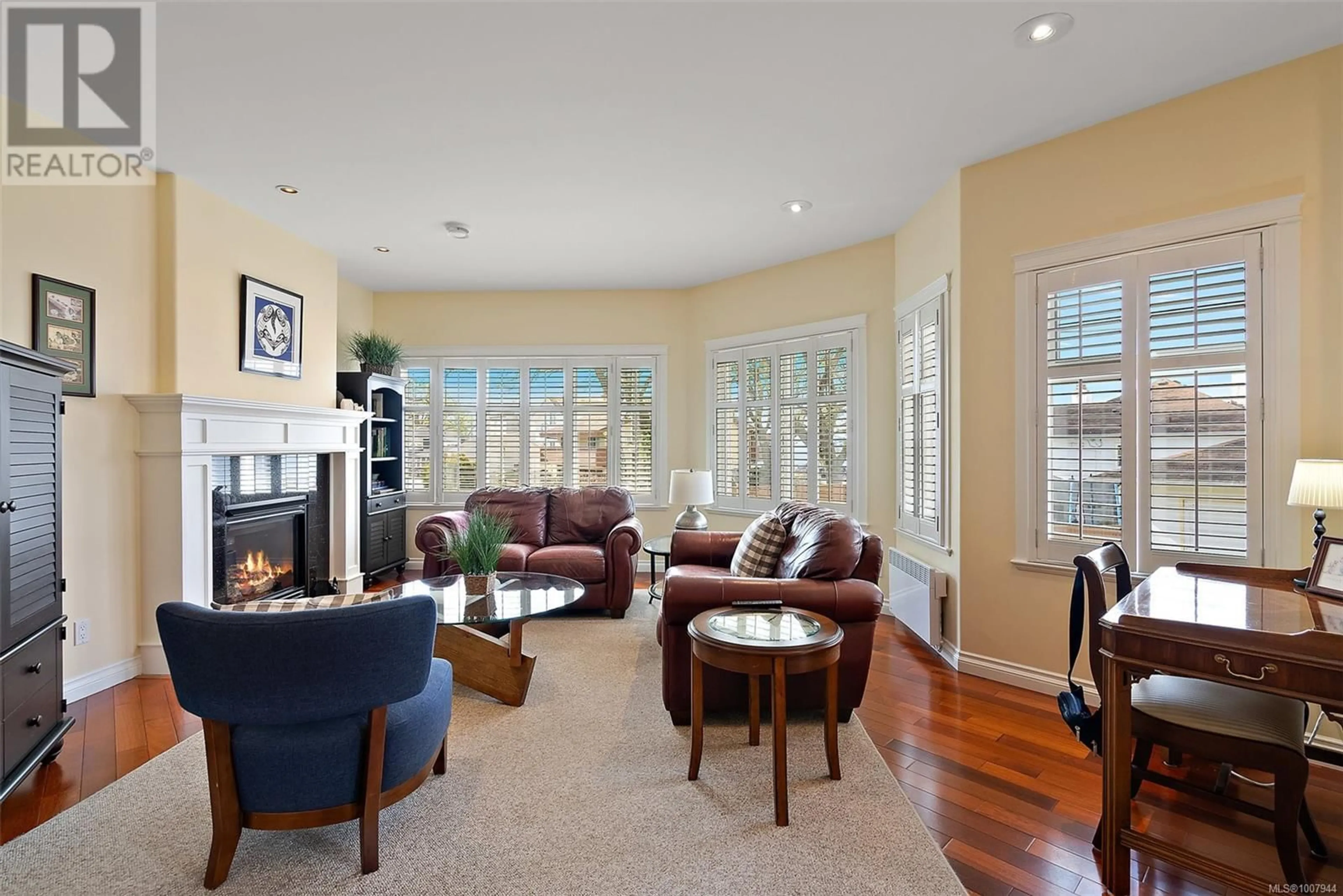 Living room with furniture, unknown for 12 PILOT STREET, Victoria British Columbia V8V2A4