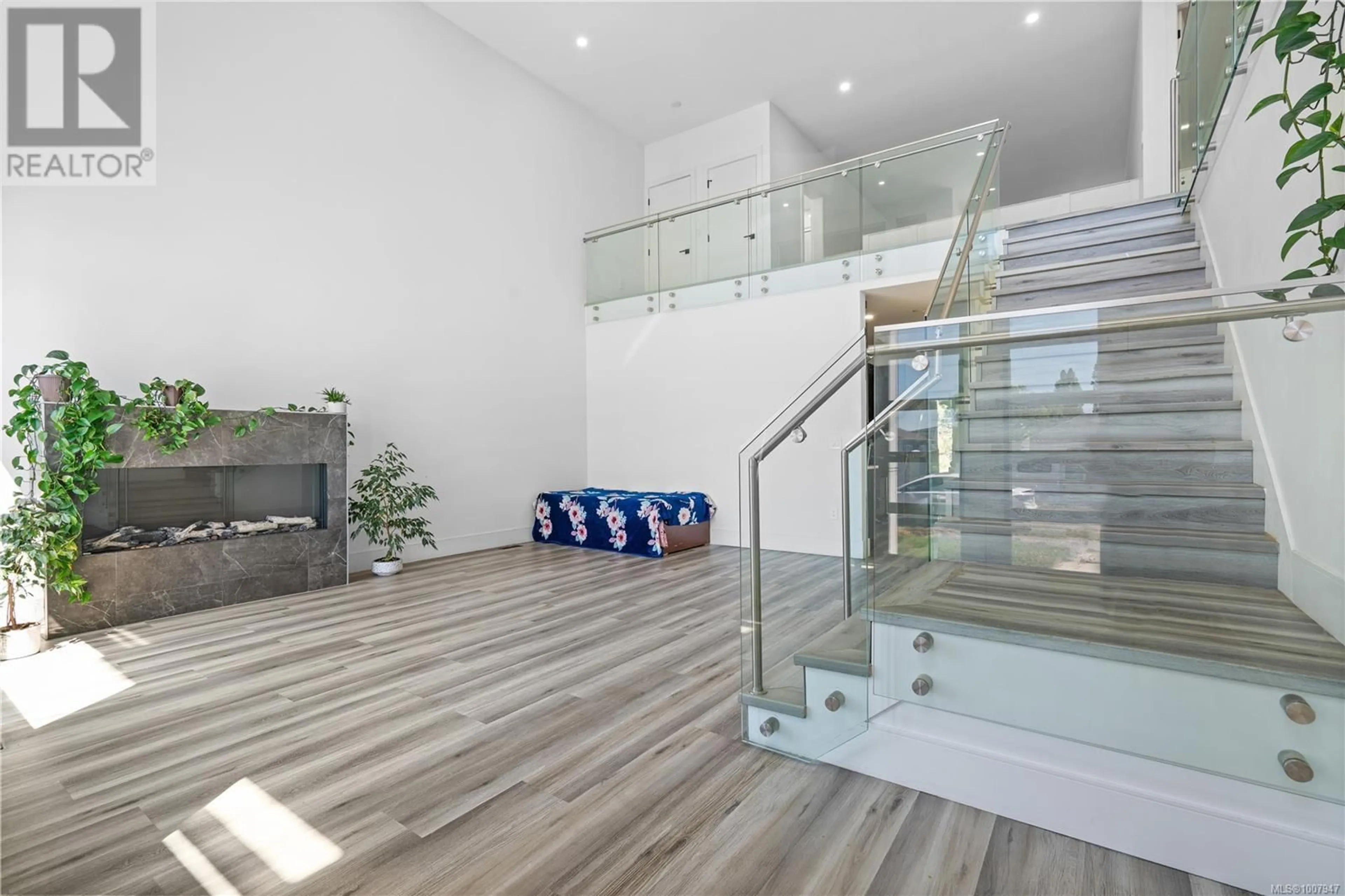 Indoor foyer for 146 CADILLAC AVENUE, Saanich British Columbia V8Z1T6