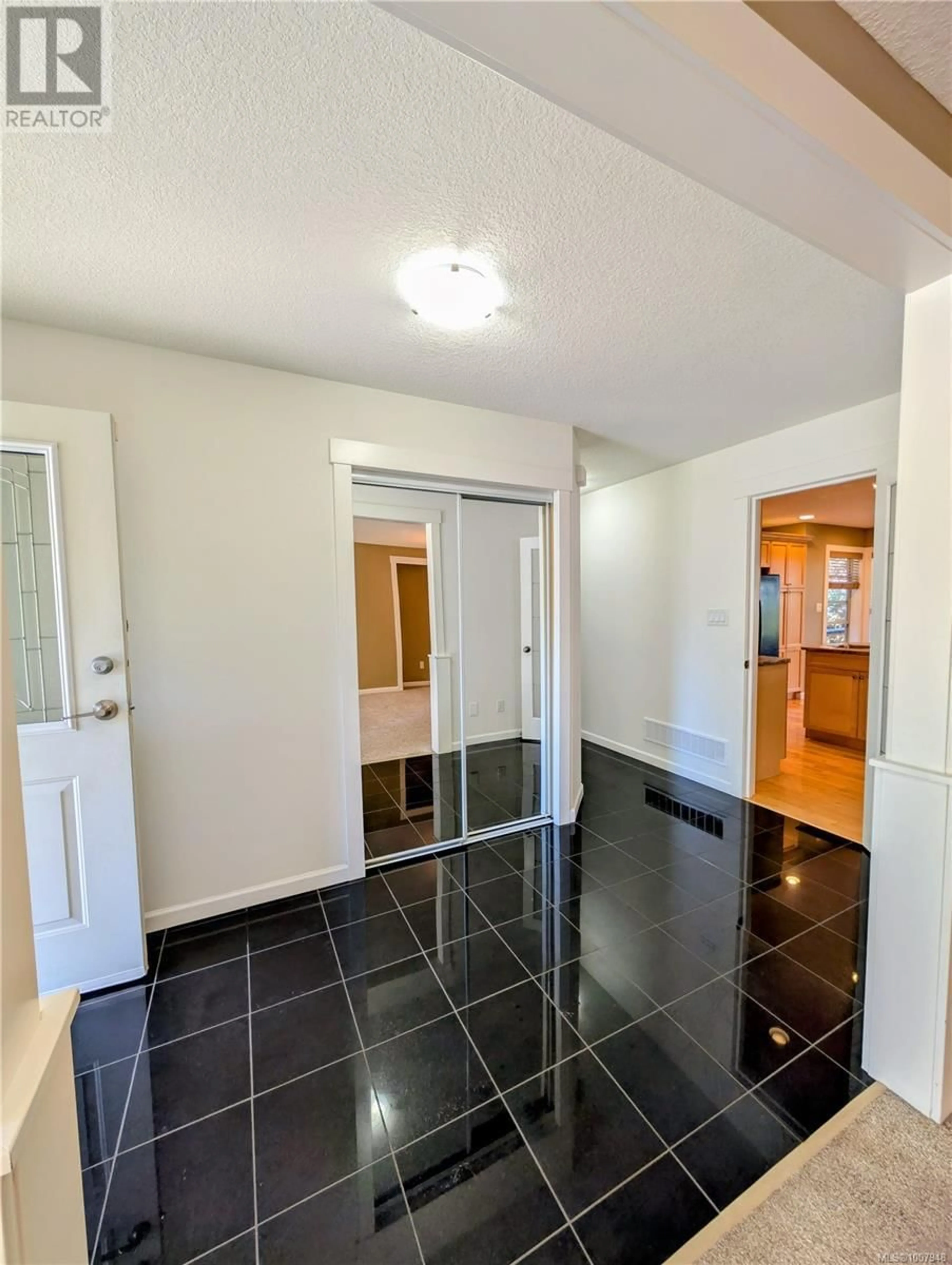 Indoor entryway for 6638 DOVER ROAD, Nanaimo British Columbia V9V1A6