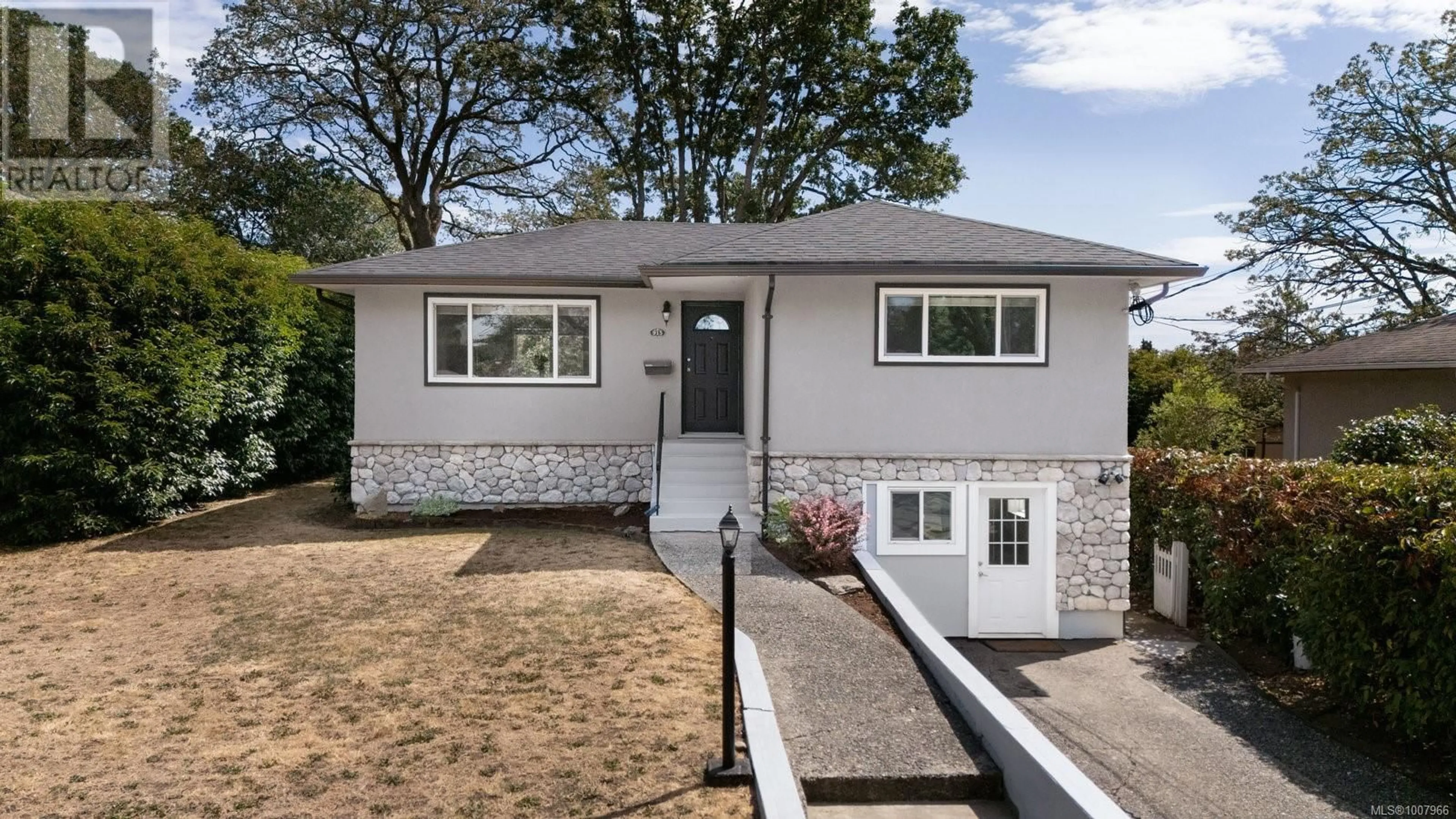 Home with vinyl exterior material, street for 915 LESLIE DRIVE, Saanich British Columbia V8X2Y6