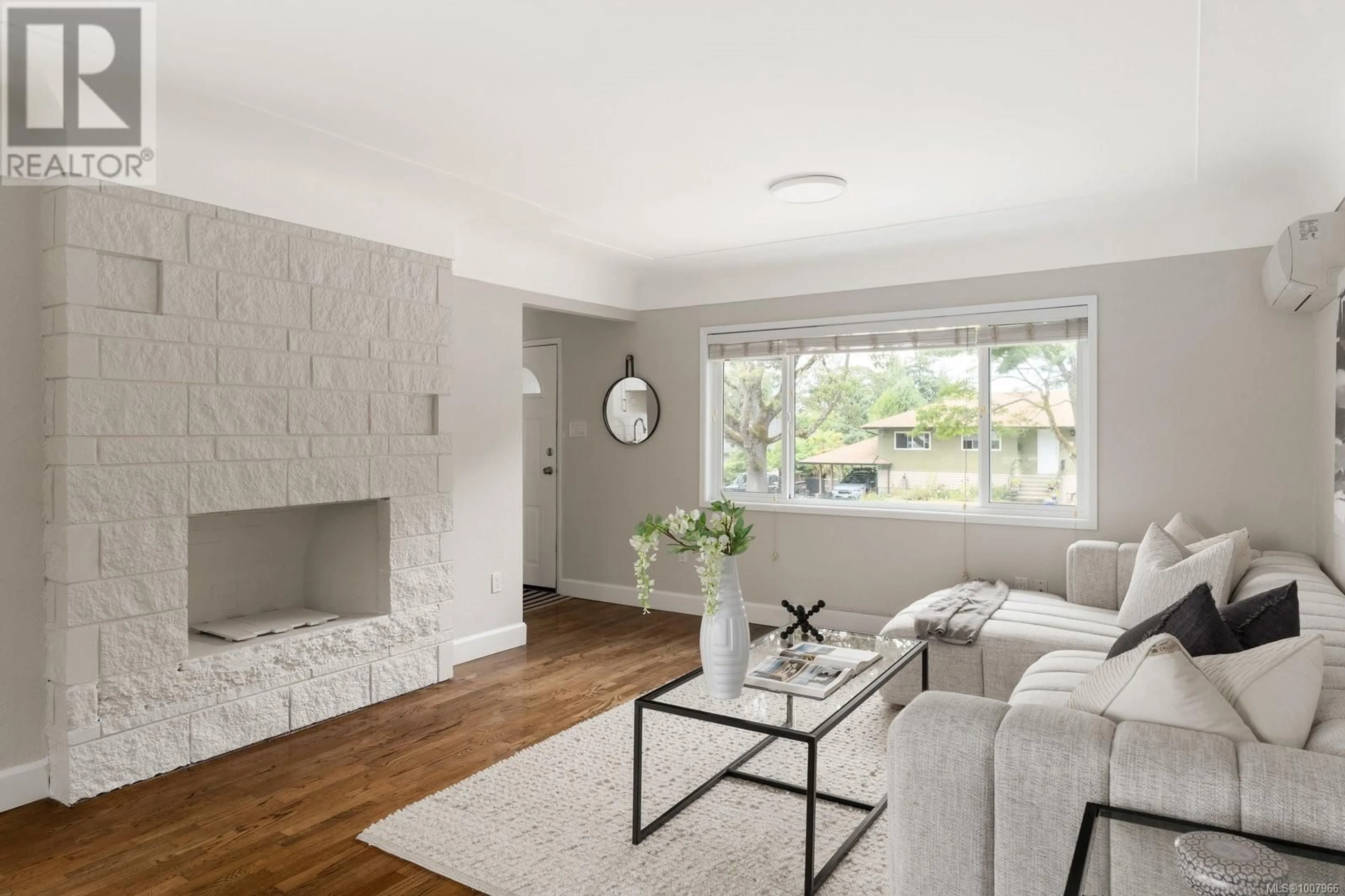 Living room with furniture, unknown for 915 LESLIE DRIVE, Saanich British Columbia V8X2Y6