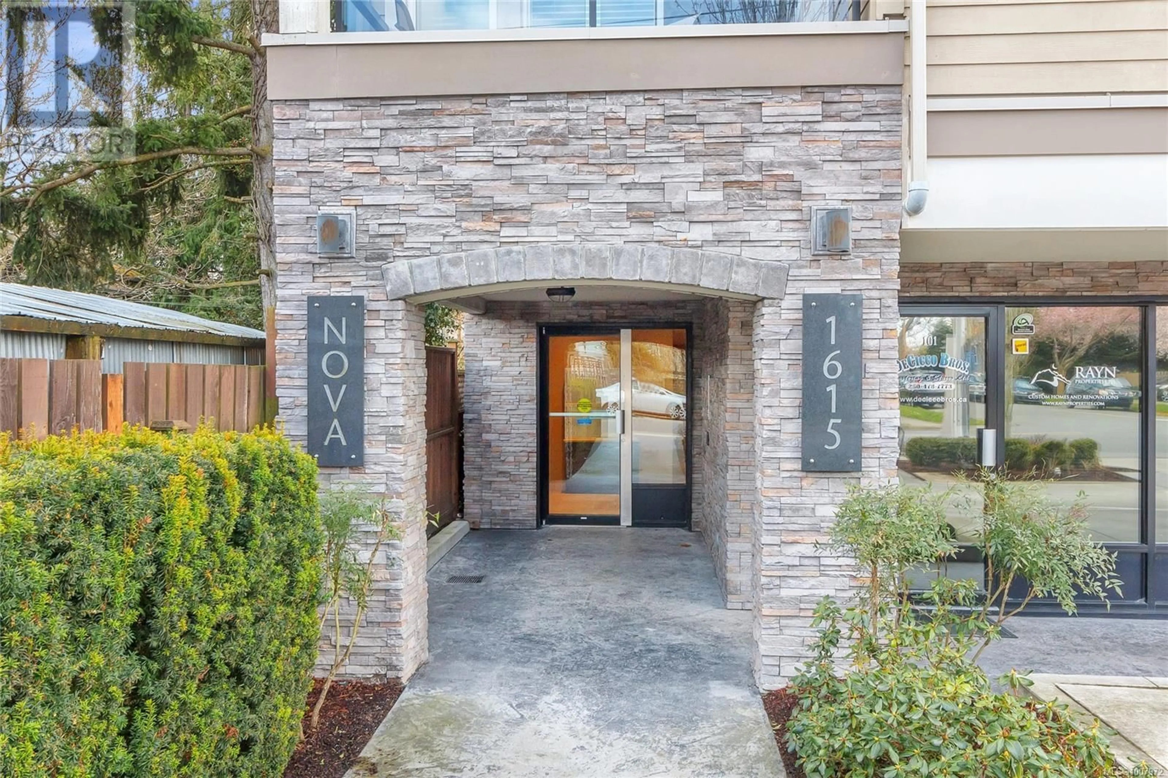 Indoor entryway for 303 - 1615 BAY STREET, Victoria British Columbia V8R2B7