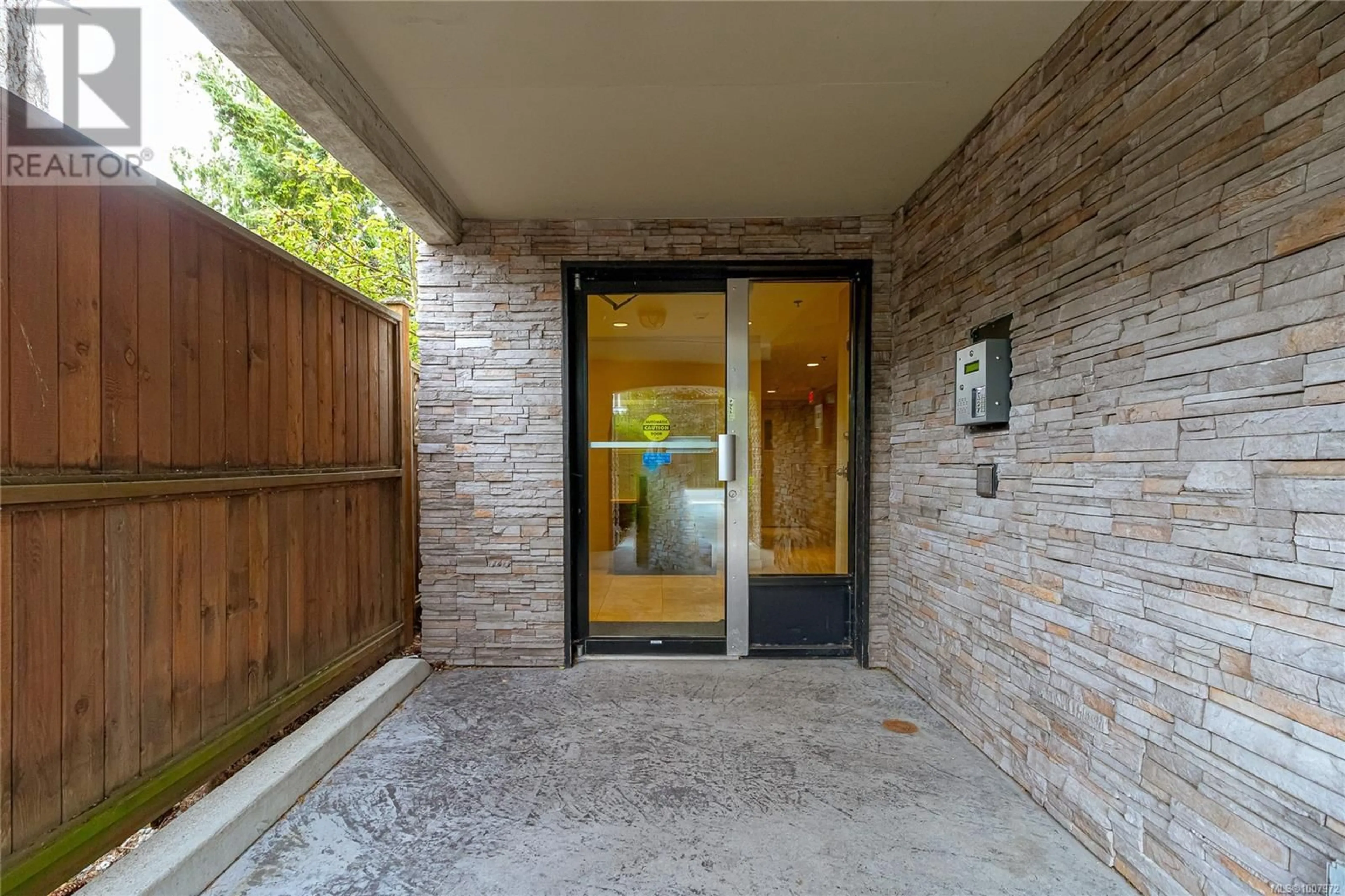 Indoor entryway for 303 - 1615 BAY STREET, Victoria British Columbia V8R2B7