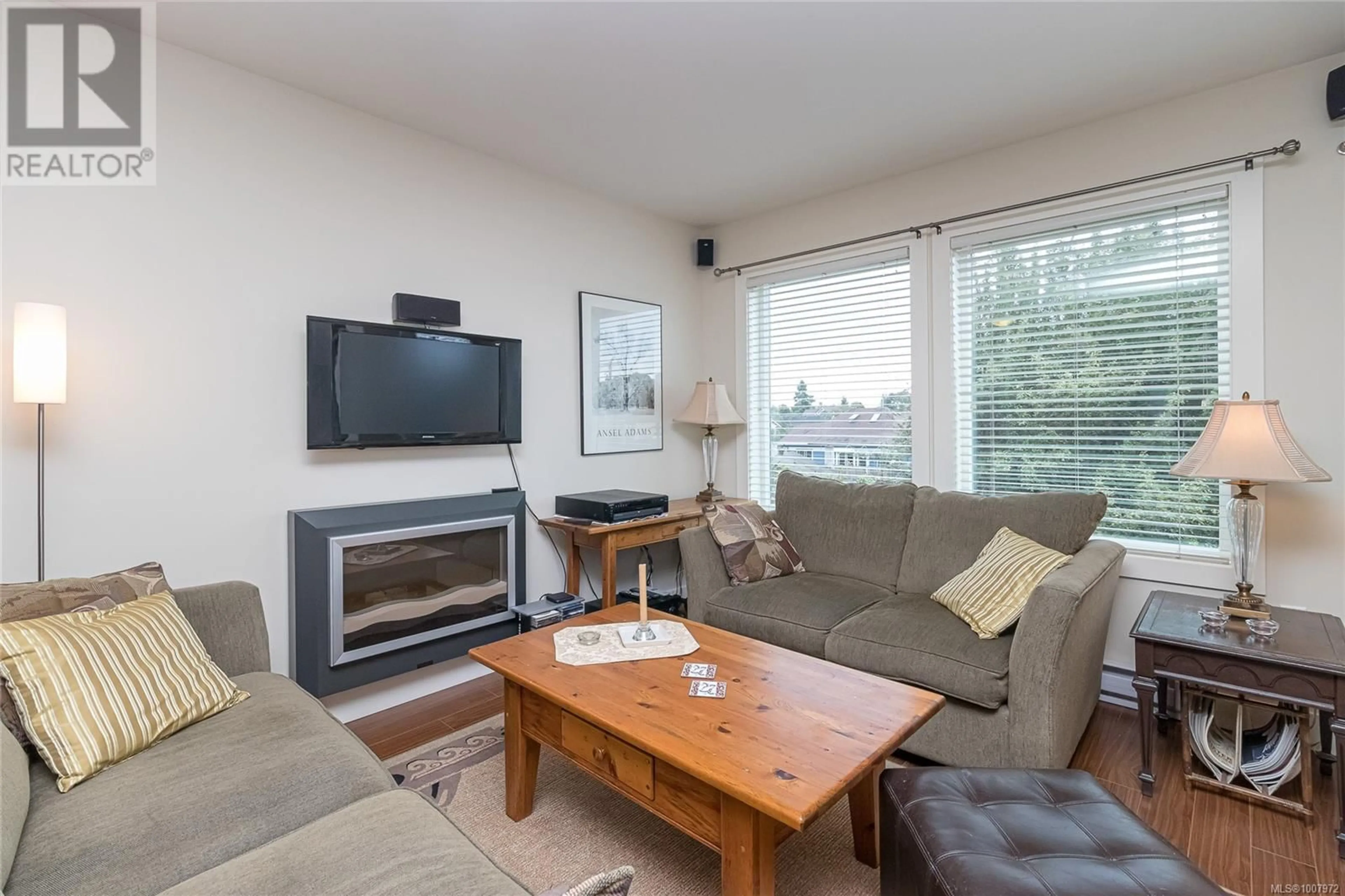 Living room with furniture, wood/laminate floor for 303 - 1615 BAY STREET, Victoria British Columbia V8R2B7