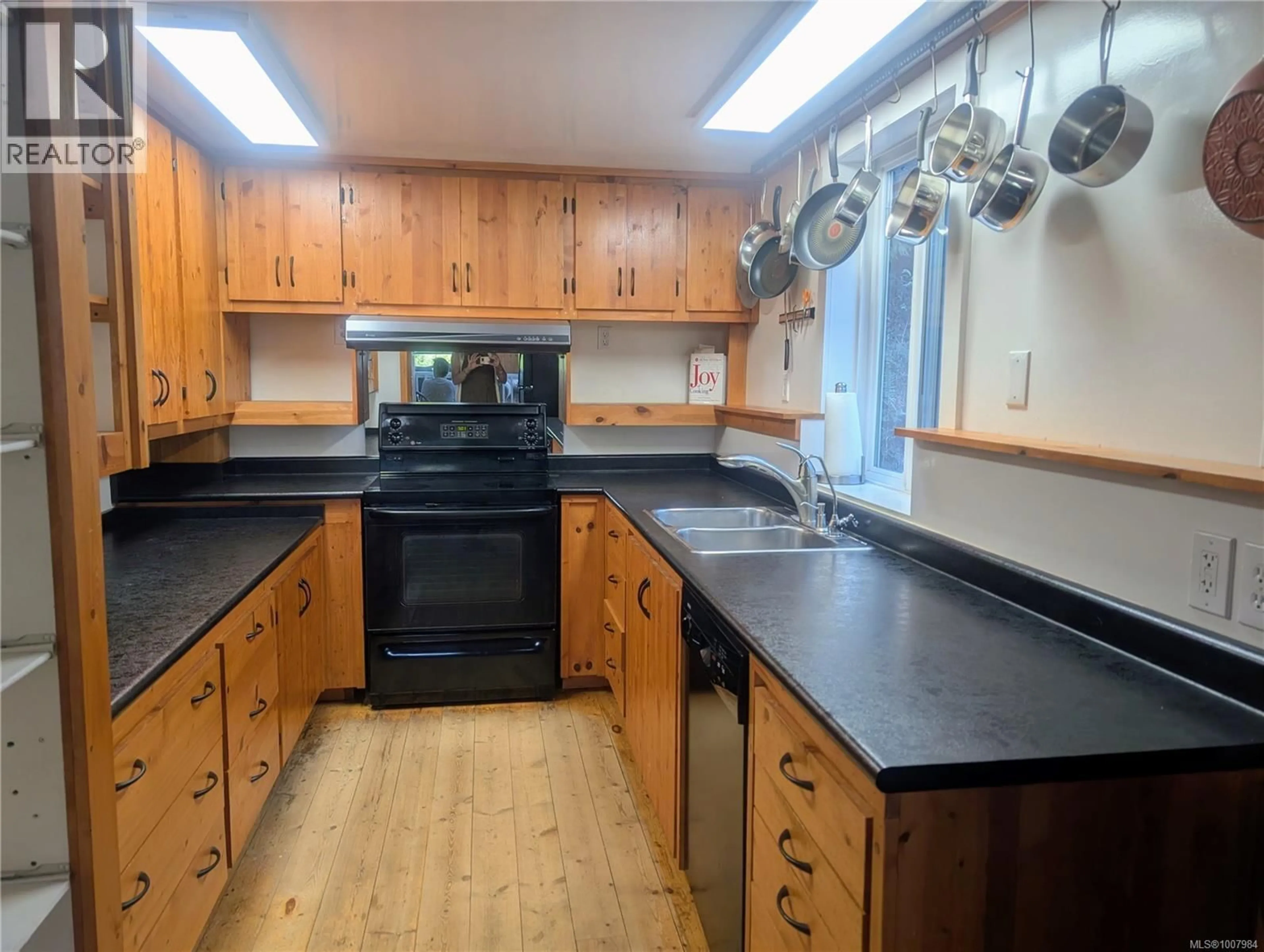 Standard kitchen, unknown for 172 REID ROAD, Salt Spring British Columbia V8K2W1