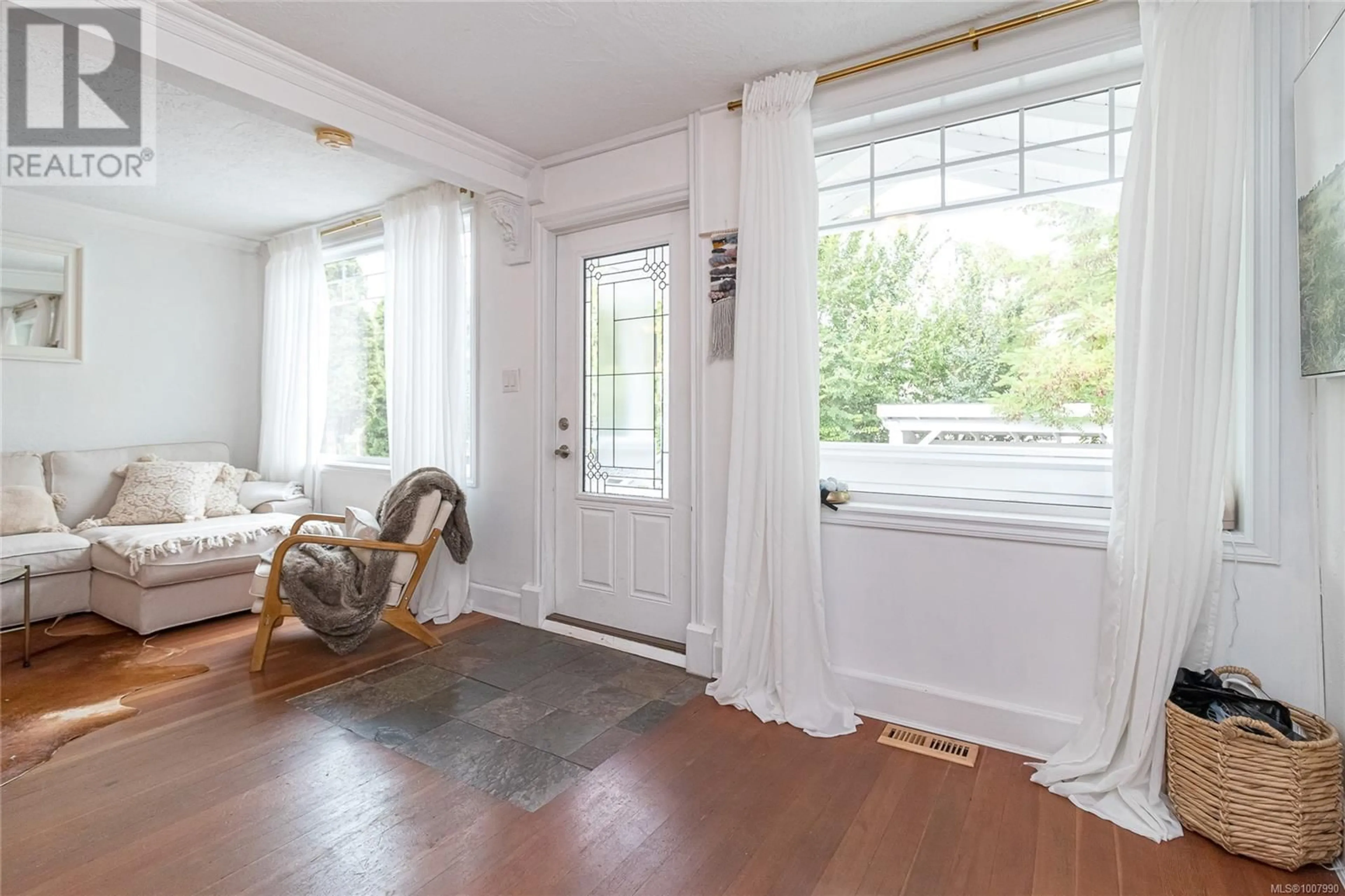 Indoor entryway for 2945 COLQUITZ AVENUE, Saanich British Columbia V9A2M2