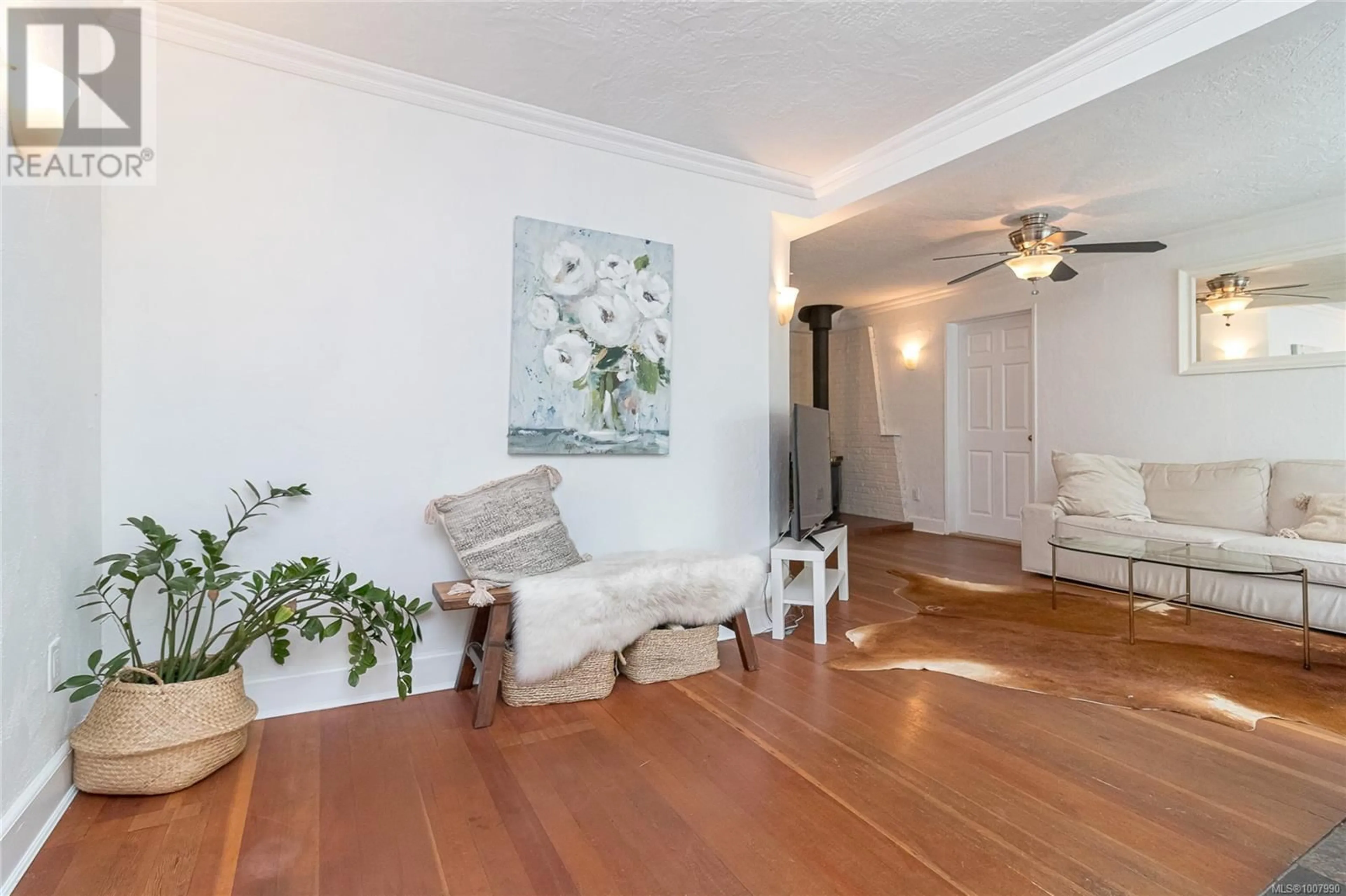 Living room with furniture, unknown for 2945 COLQUITZ AVENUE, Saanich British Columbia V9A2M2