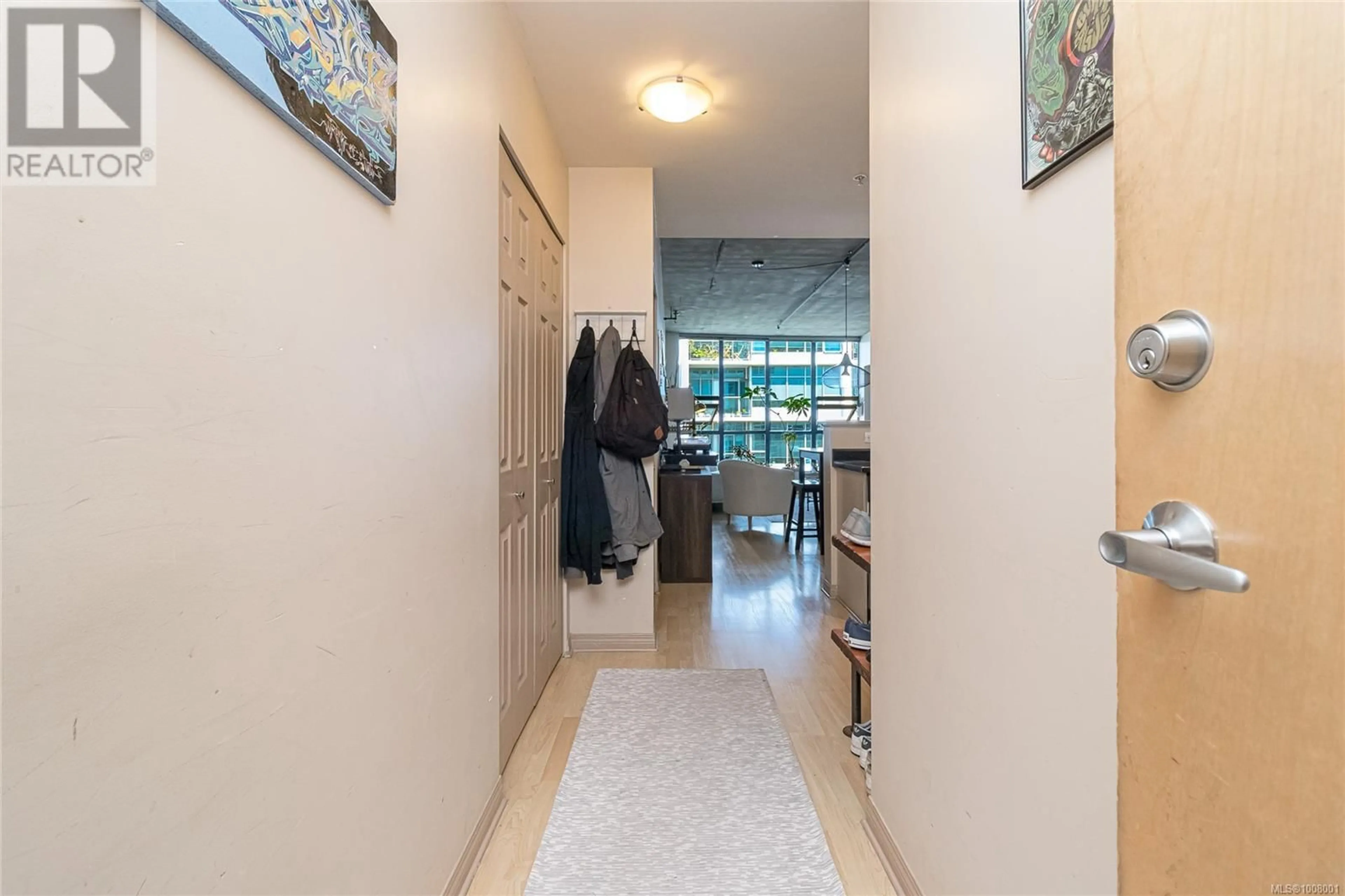Indoor foyer for 611 - 860 VIEW STREET, Victoria British Columbia V8W3Z8