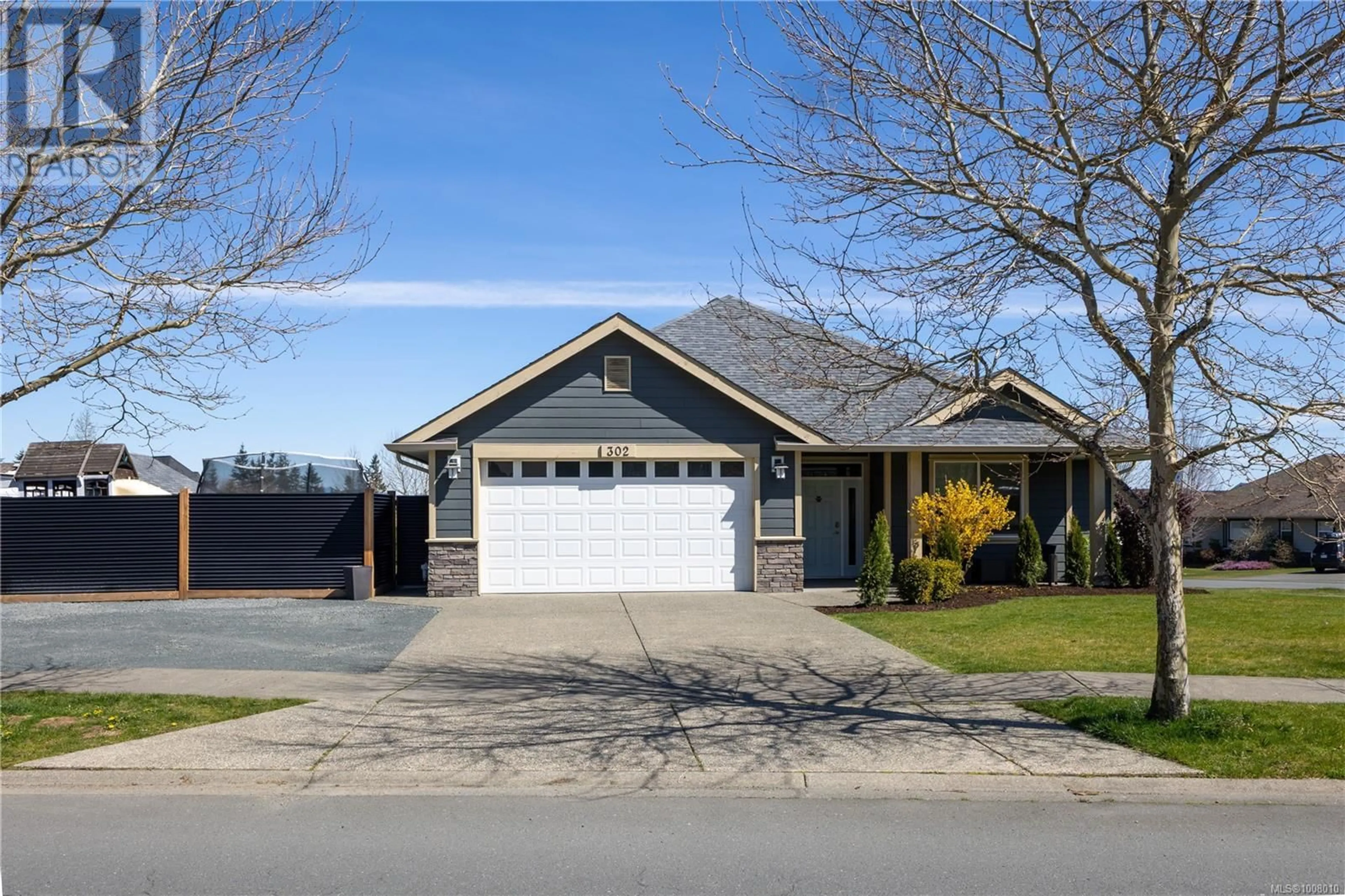 Home with vinyl exterior material, street for 302 MARYLAND ROAD, Campbell River British Columbia V9W0A5