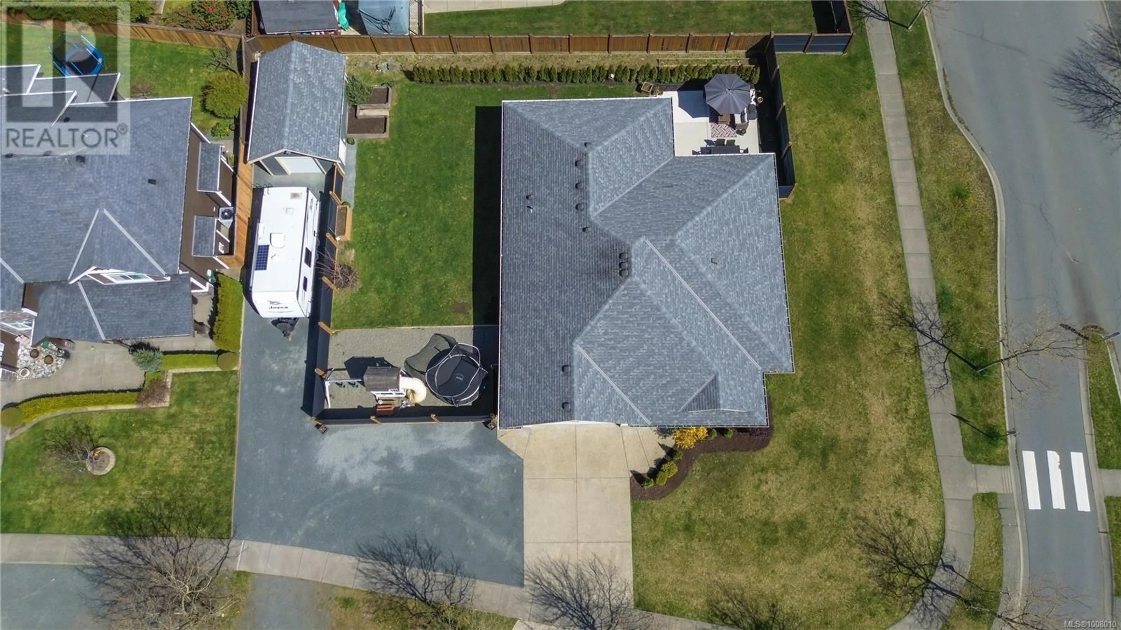 A pic from outside/outdoor area/front of a property/back of a property/a pic from drone, street for 302 MARYLAND ROAD, Campbell River British Columbia V9W0A5