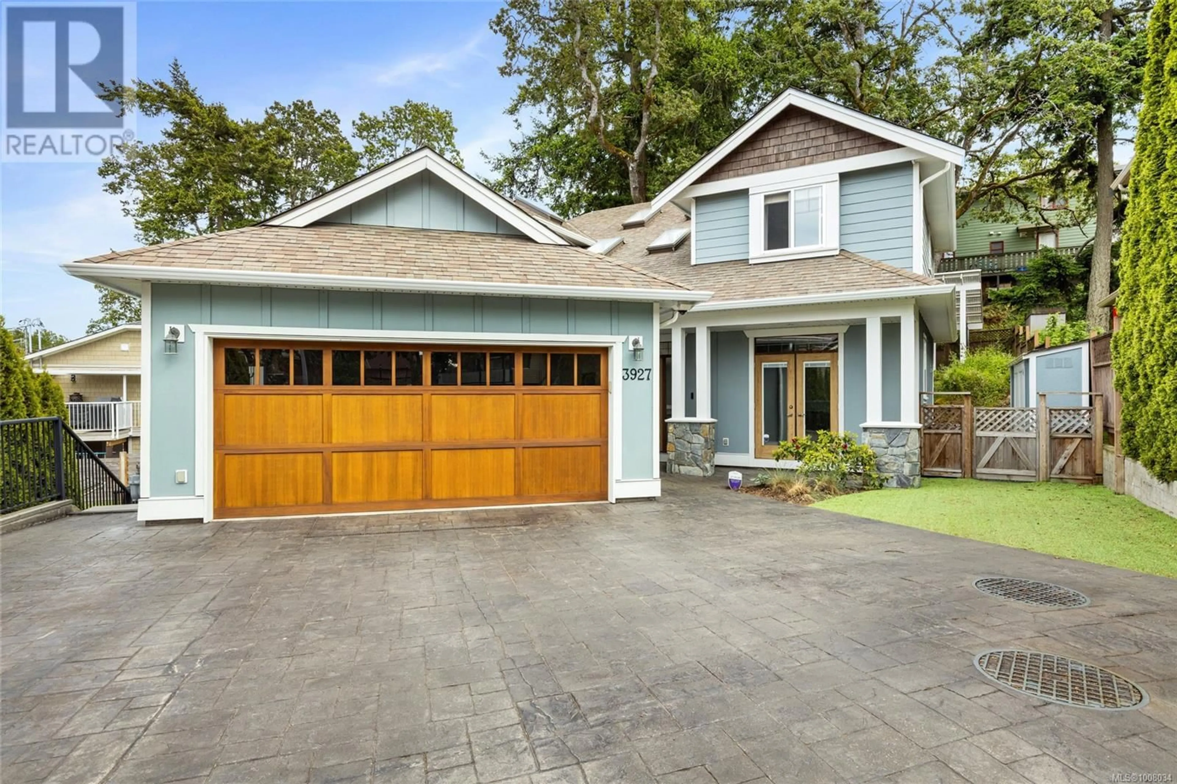 Home with vinyl exterior material, street for 3927 DRUCE LANE, Saanich British Columbia V8P0A2