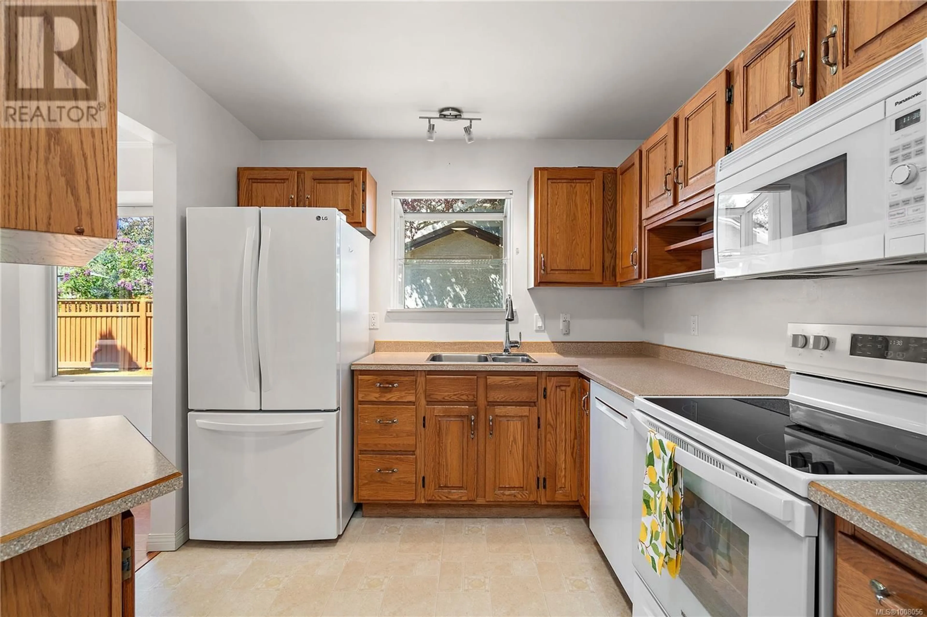Standard kitchen, ceramic/tile floor for 21 - 2070 AMELIA AVENUE, Sidney British Columbia V8L4X6