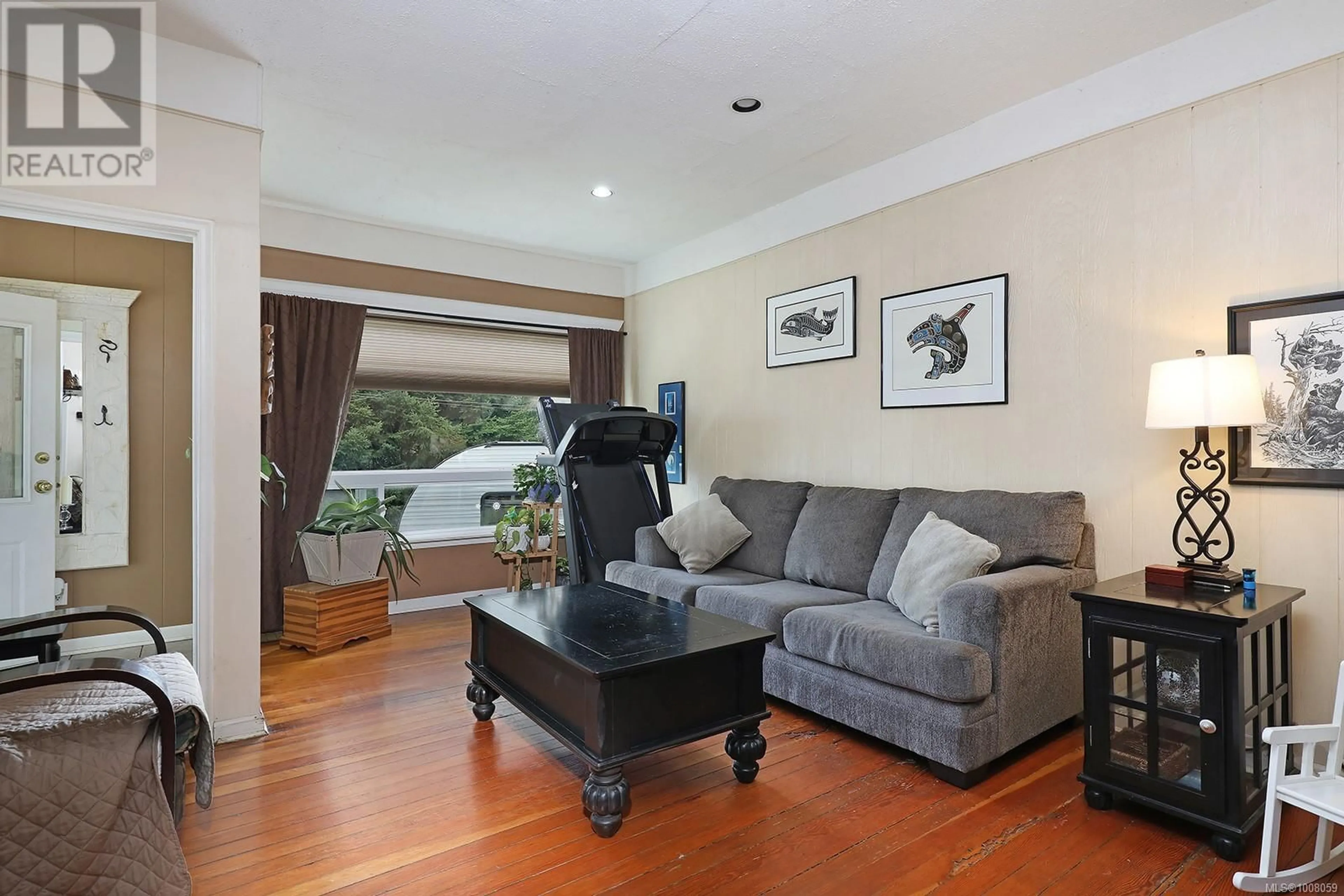 Living room with furniture, wood/laminate floor for 2612 PENRITH AVENUE, Cumberland British Columbia V0R1S0