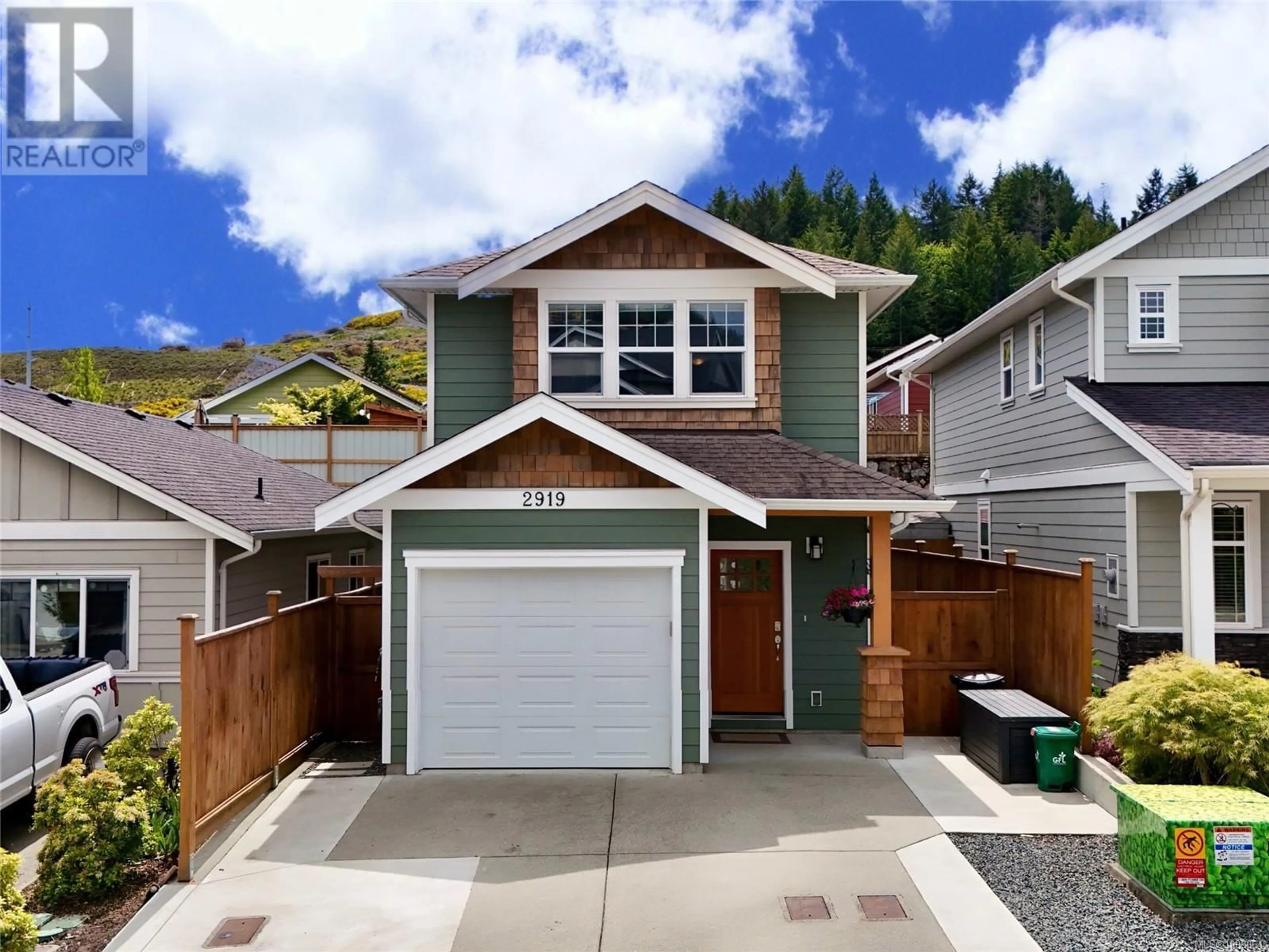 Home with vinyl exterior material, street for 2919 BURLINGTON CRESCENT, Langford British Columbia V9B0K6