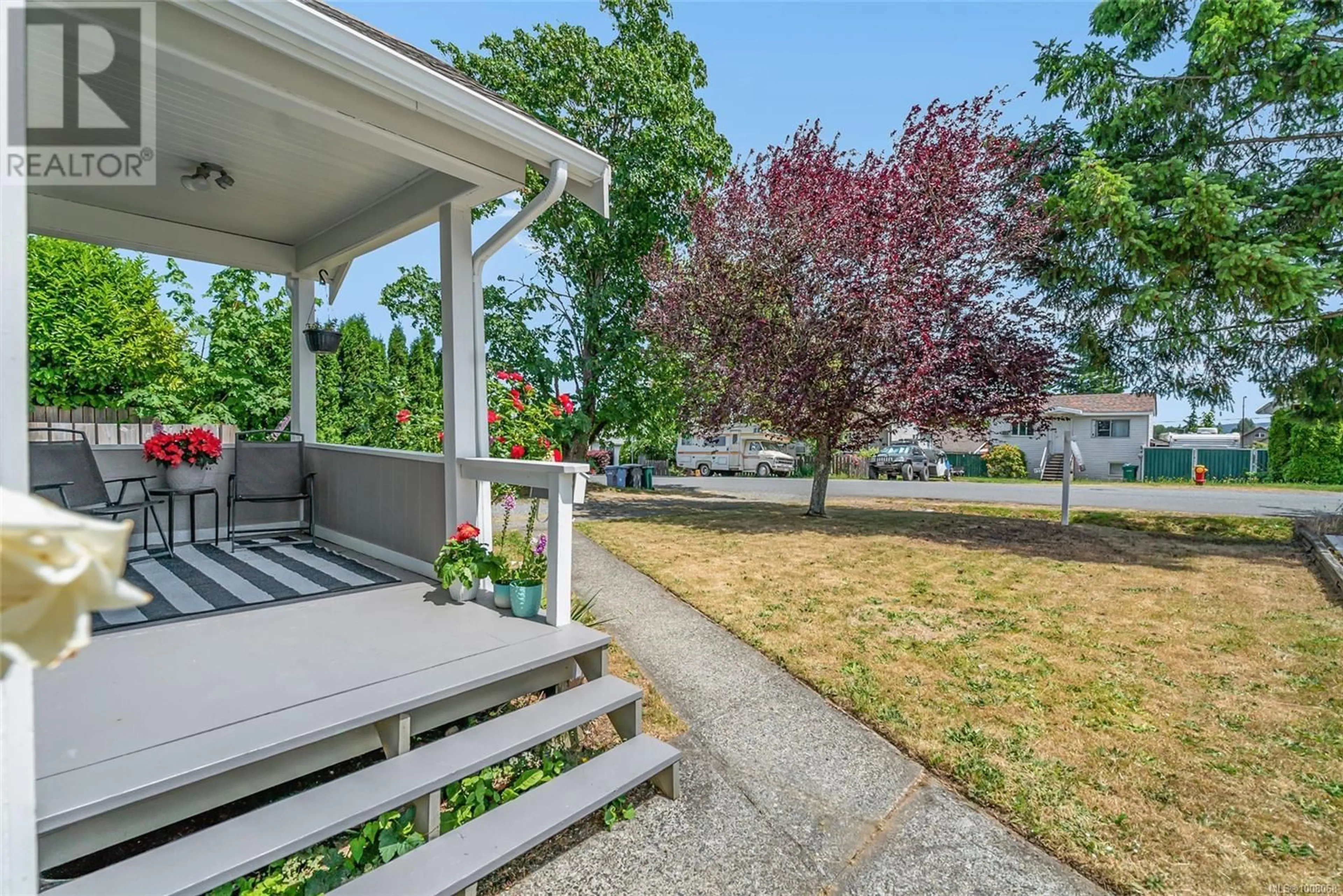 Patio, street for 419 HILLCREST AVENUE, Nanaimo British Columbia V9R3M2