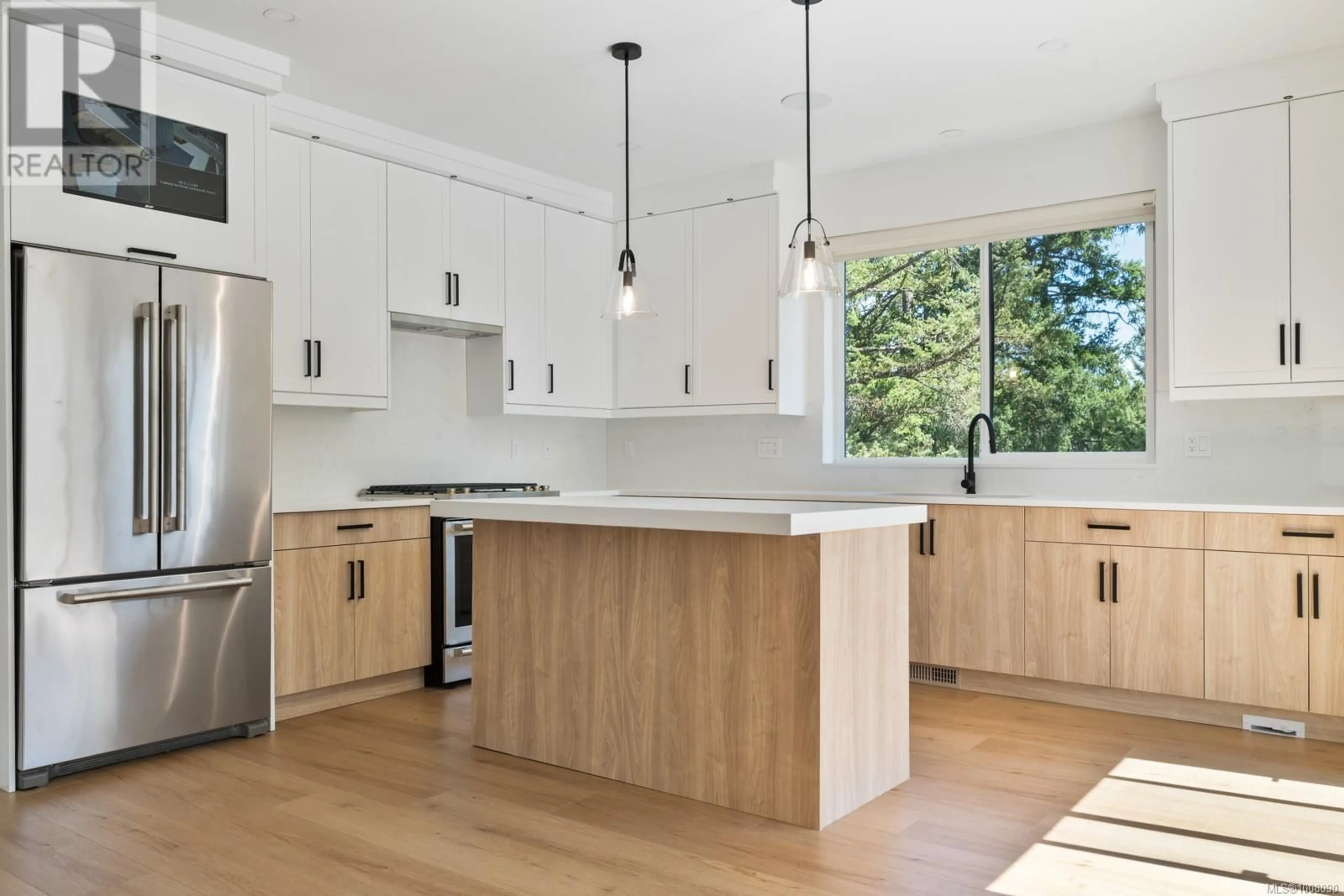 Open concept kitchen, wood/laminate floor for 552 BELFORD PLACE, Langford British Columbia V9B6C1