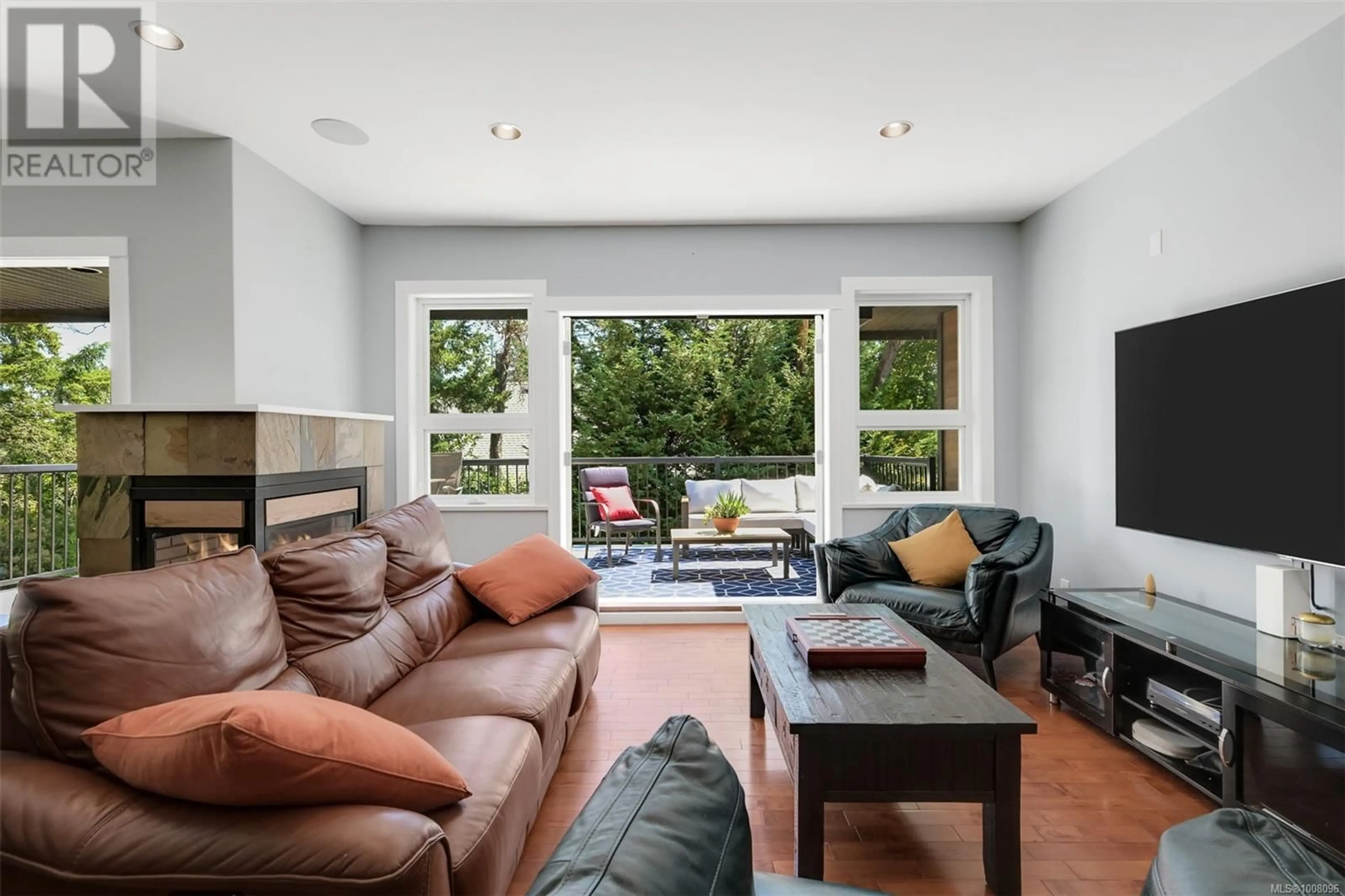 Living room with furniture, unknown for 6799 JEDORA DRIVE, Central Saanich British Columbia V8M1A6