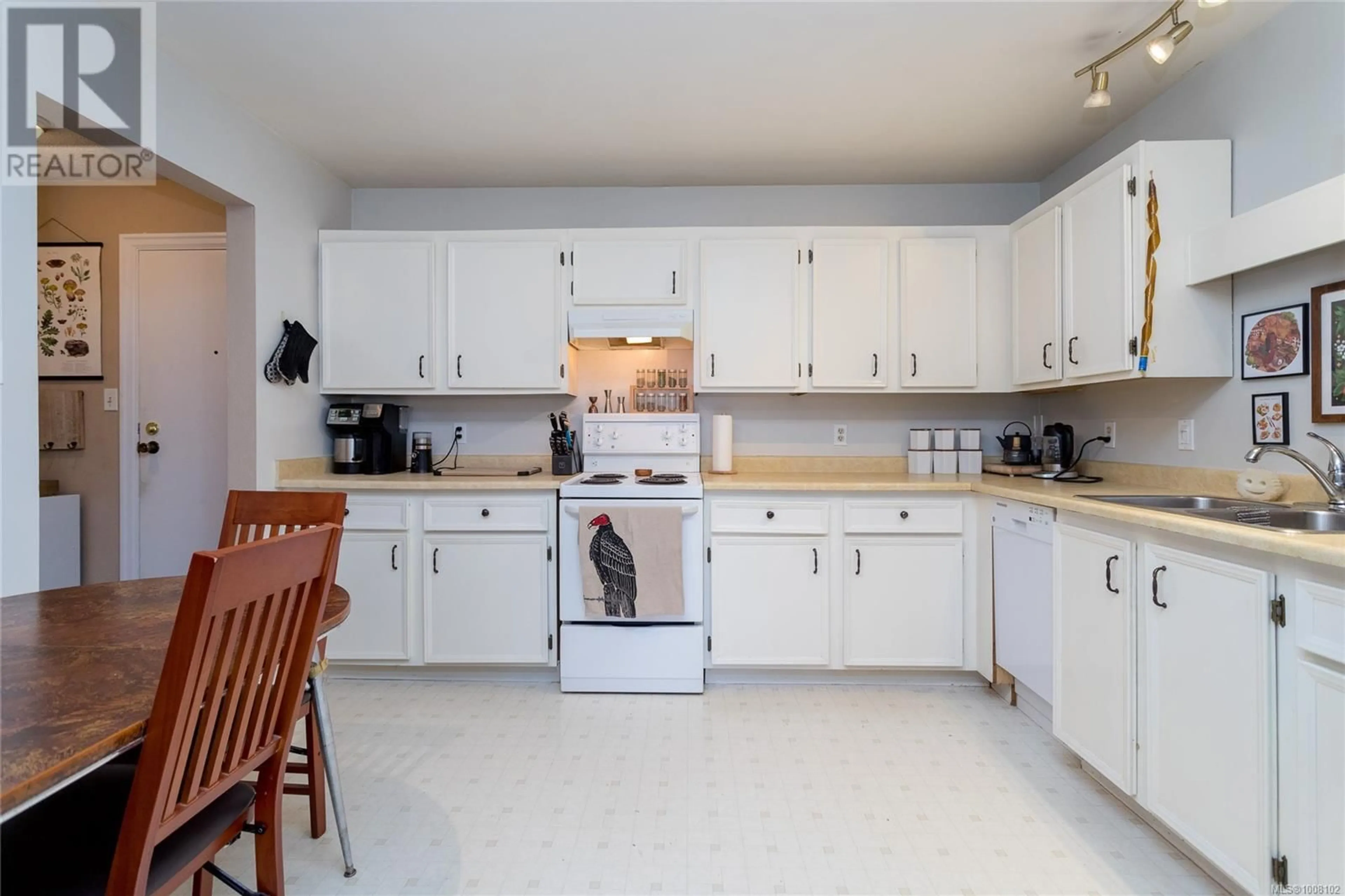 Standard kitchen, unknown for 201 - 3215 ALDER STREET, Saanich British Columbia V8X1P3