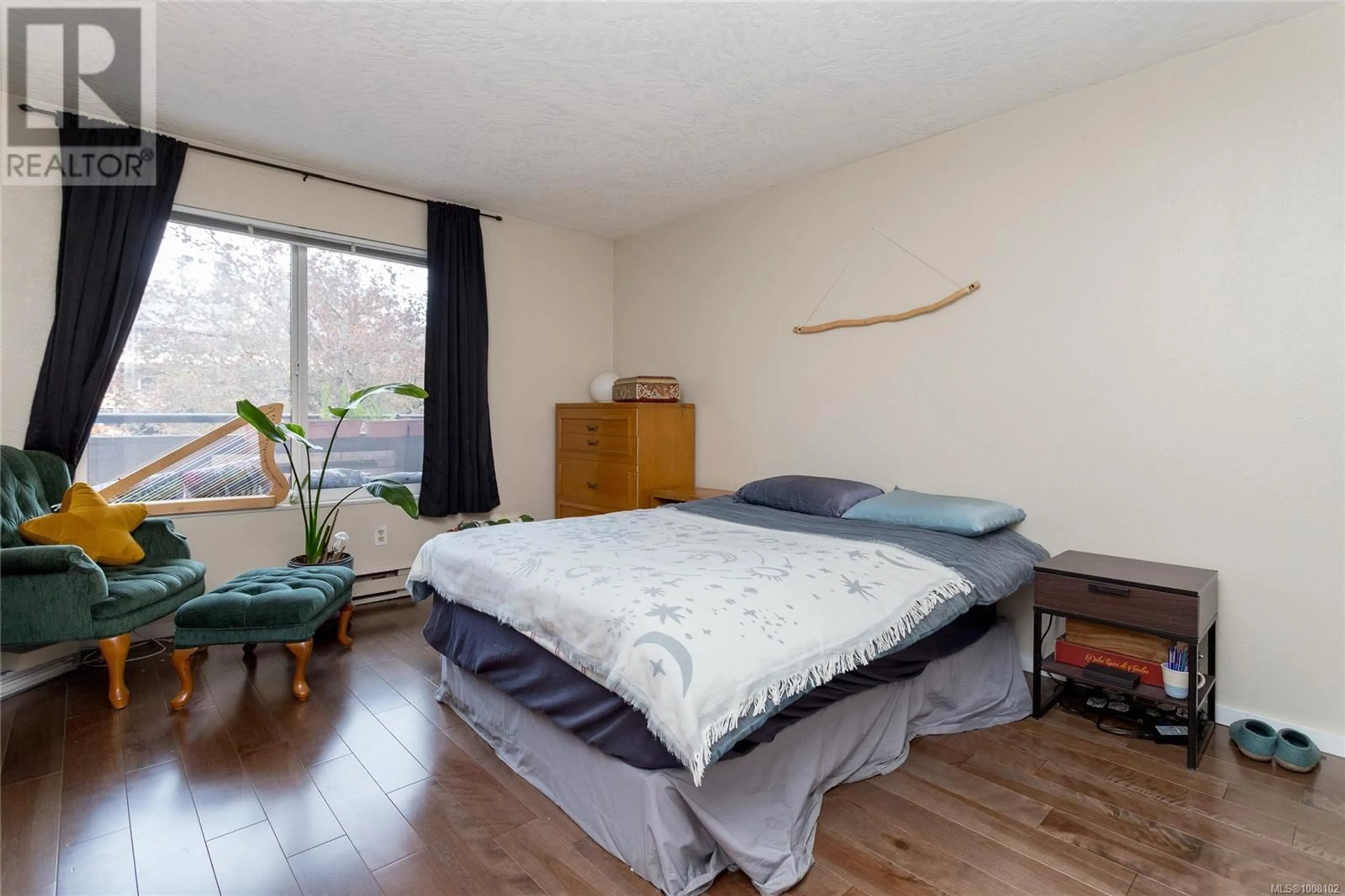 Bedroom with bed, wood/laminate floor for 201 - 3215 ALDER STREET, Saanich British Columbia V8X1P3