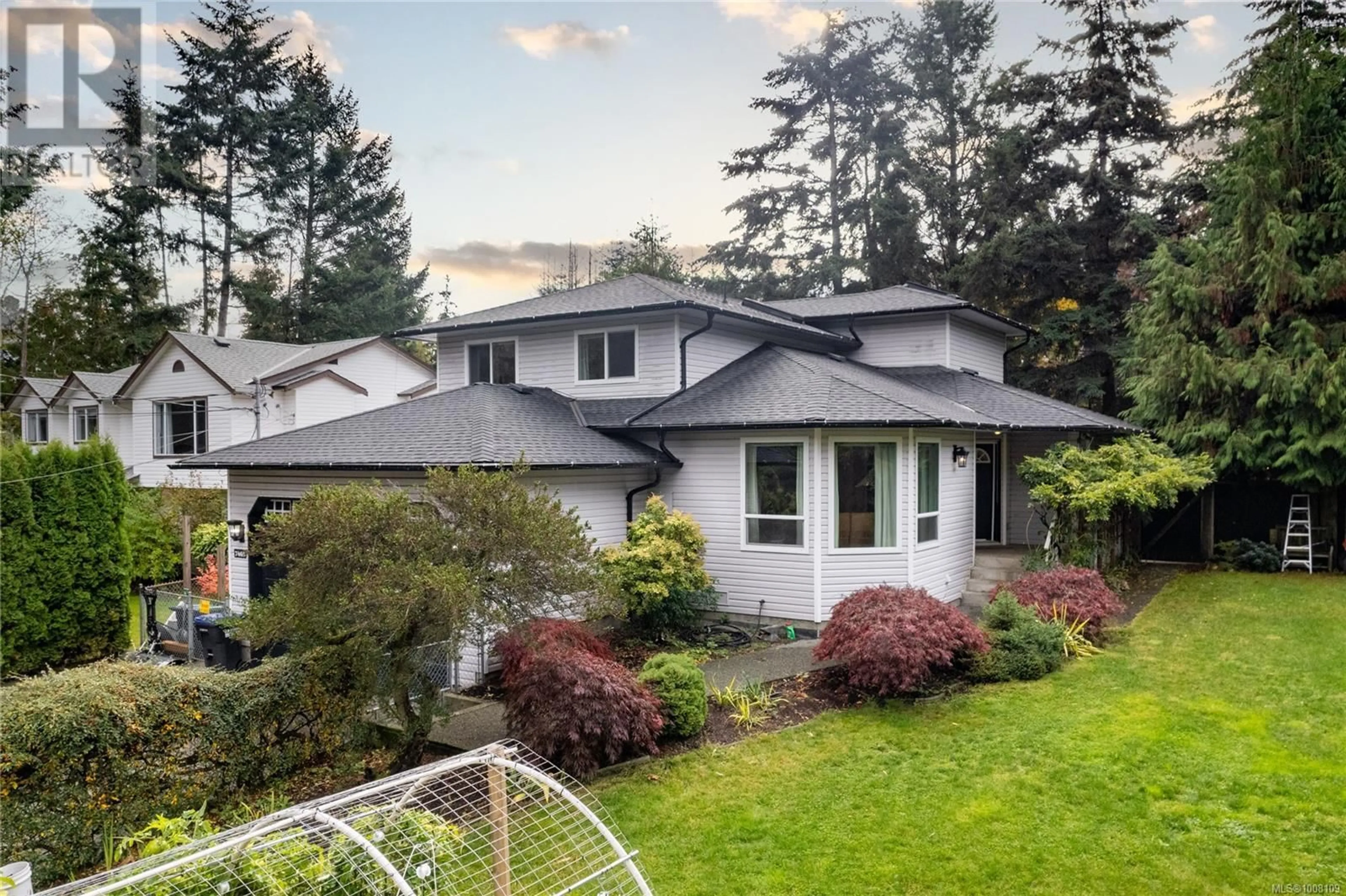 Home with vinyl exterior material, mountain view for 7465 FERNMAR ROAD, Lantzville British Columbia V0R2H0