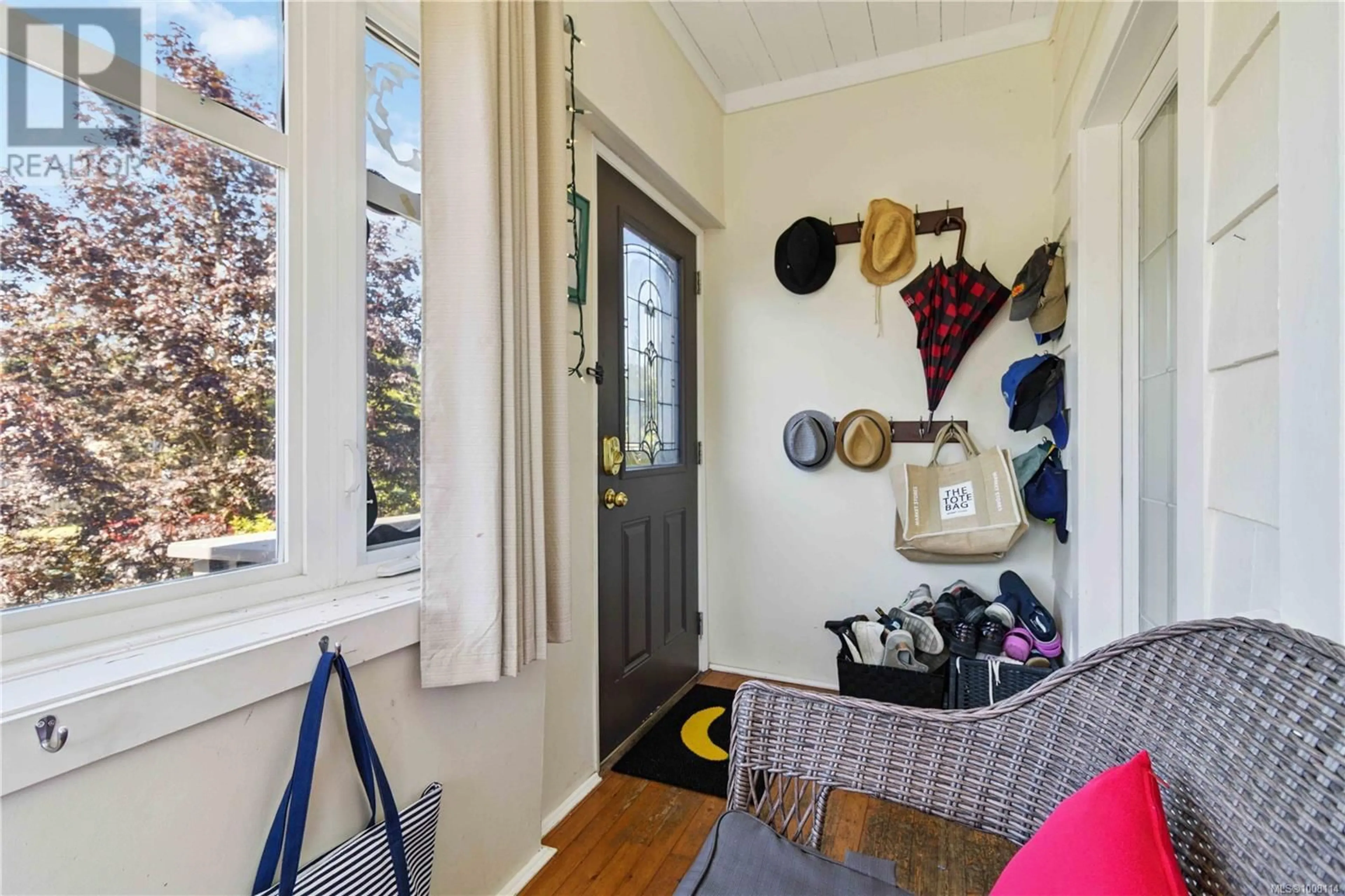 Indoor entryway for 354 BERWICK STREET, Victoria British Columbia V8V1C7
