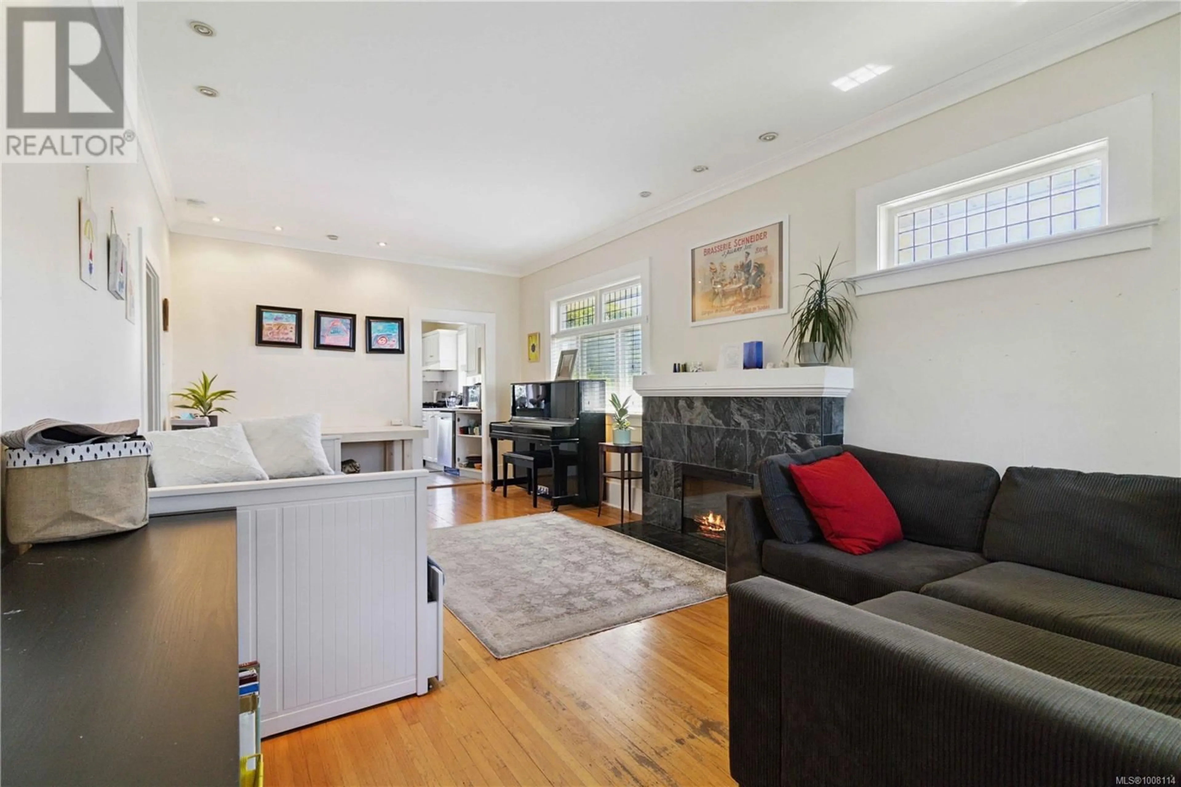 Living room with furniture, unknown for 354 BERWICK STREET, Victoria British Columbia V8V1C7