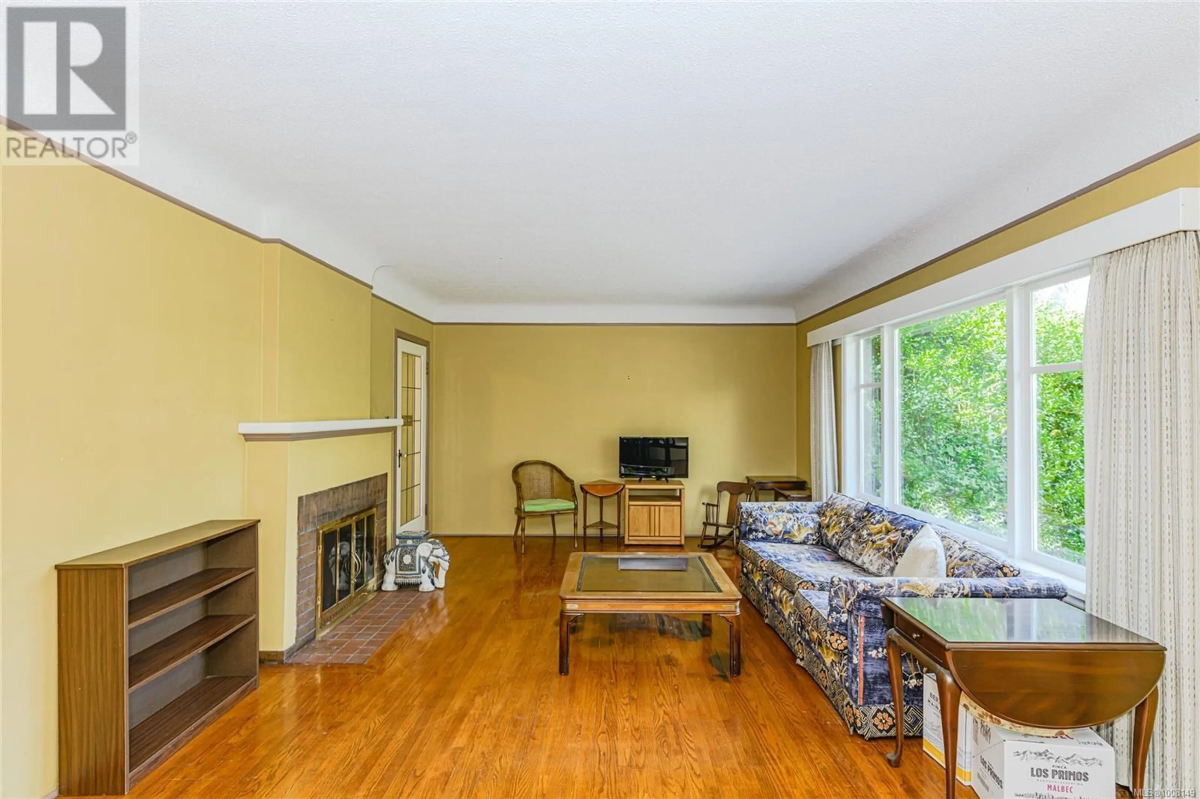 Living room with furniture, wood/laminate floor for 787 NEWPORT AVENUE, Oak Bay British Columbia V8S5C8