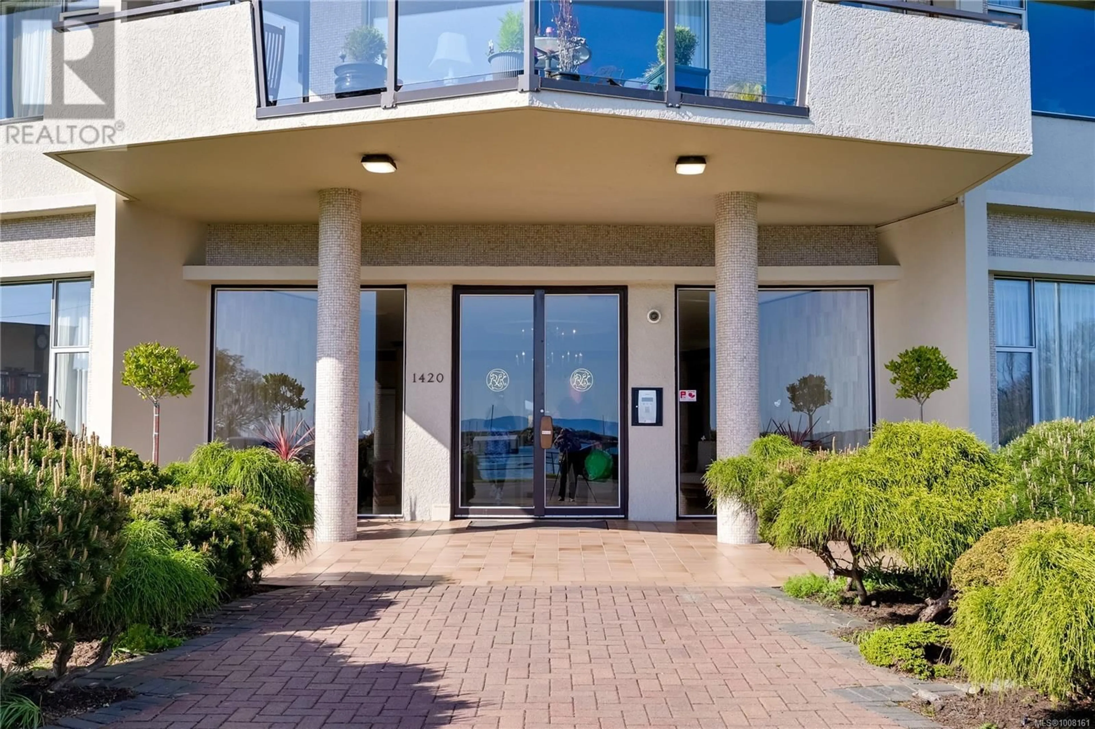 Indoor foyer for 101 - 1420 BEACH DRIVE, Oak Bay British Columbia V8S2N8