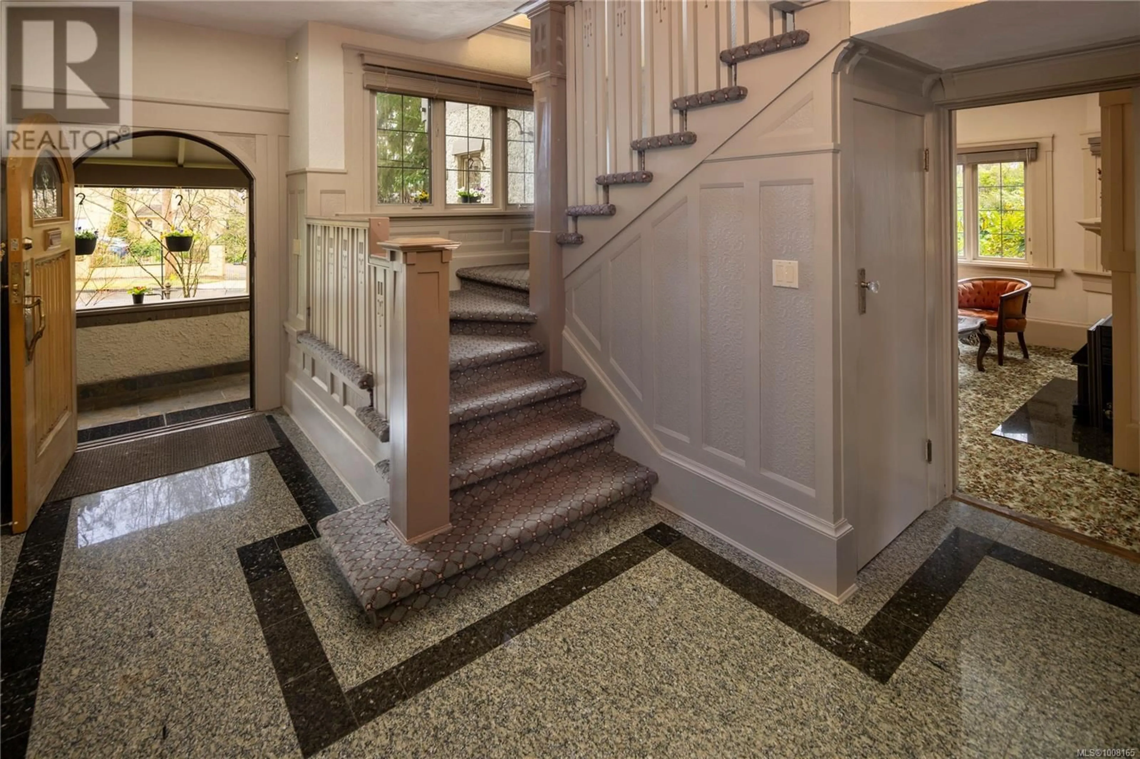 Indoor foyer for 1521 SHASTA PLACE, Victoria British Columbia V8S1Y1