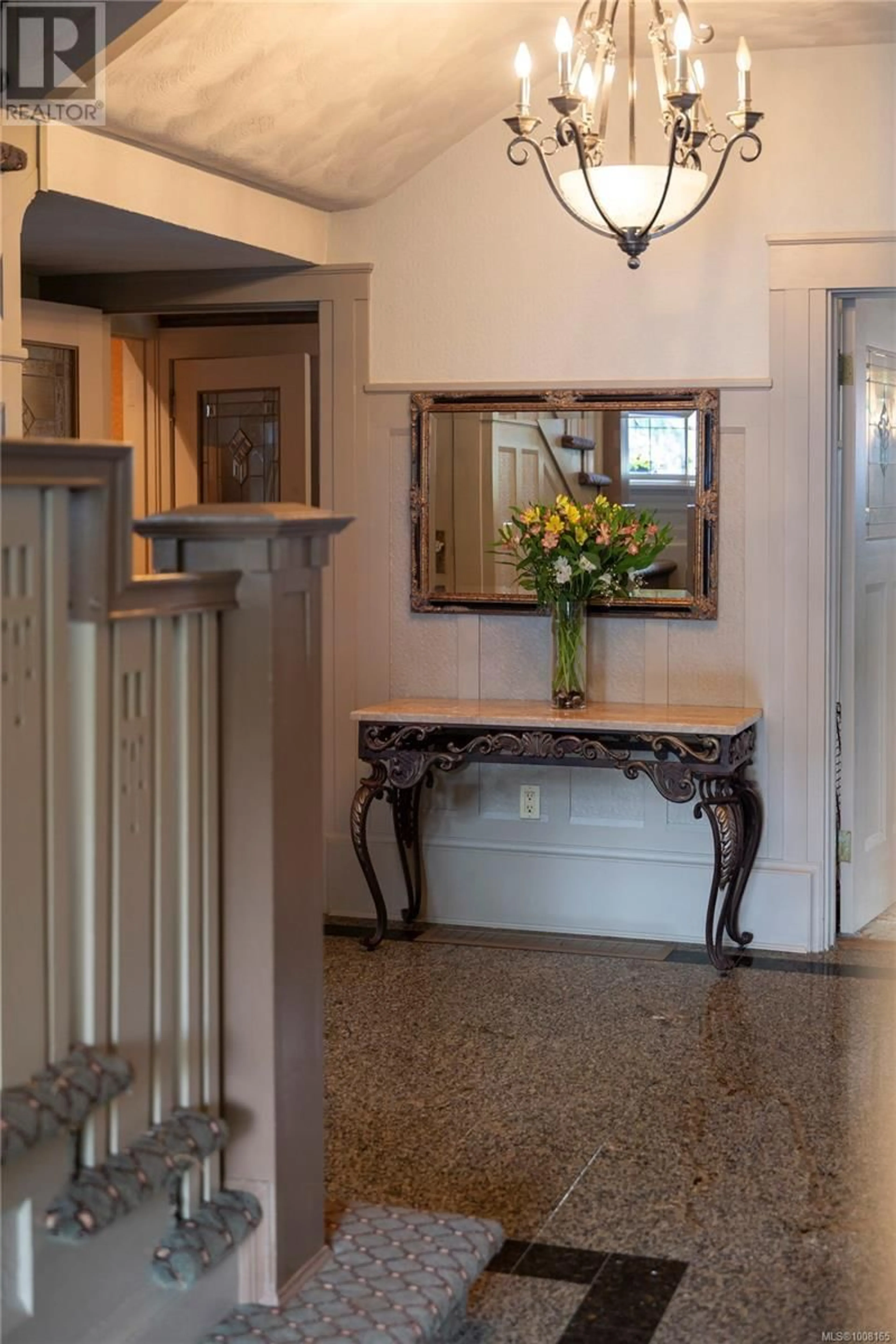 Indoor entryway for 1521 SHASTA PLACE, Victoria British Columbia V8S1Y1