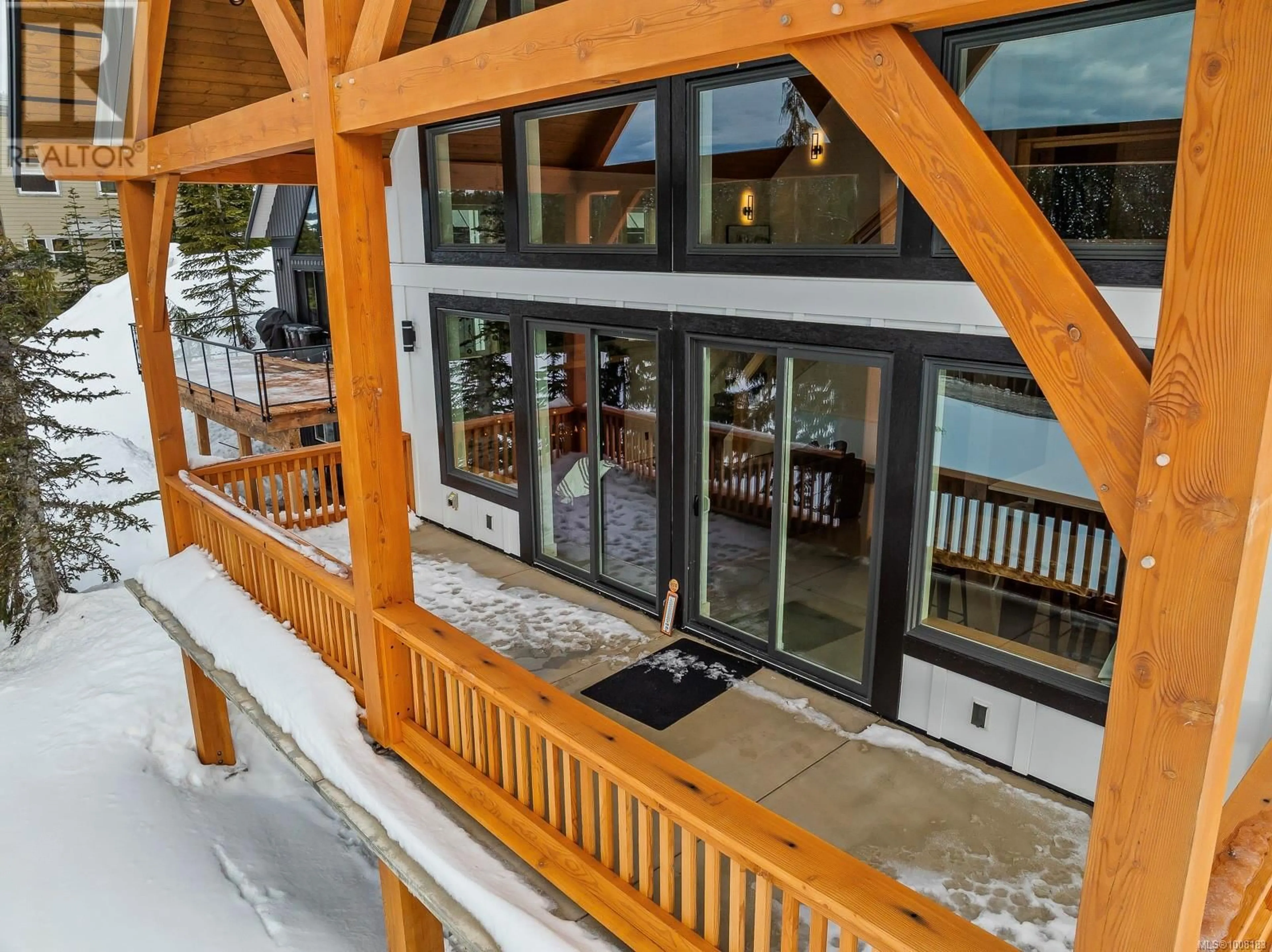 Indoor foyer for 455 ARROWSMITH RIDGE, Courtenay British Columbia V9J1L0