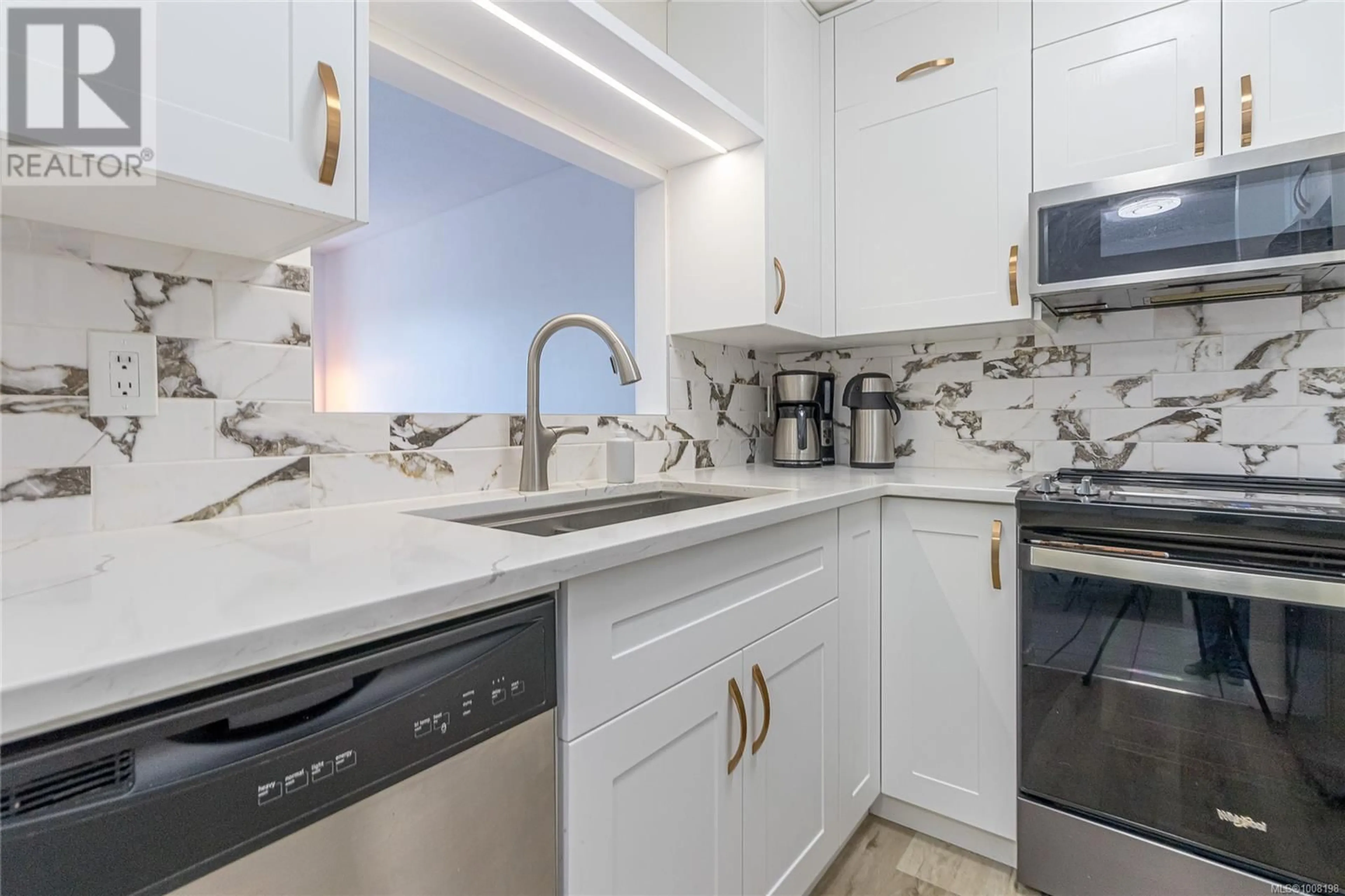 Standard kitchen, ceramic/tile floor for 10 - 1906 BOWEN ROAD, Nanaimo British Columbia V9S5S6