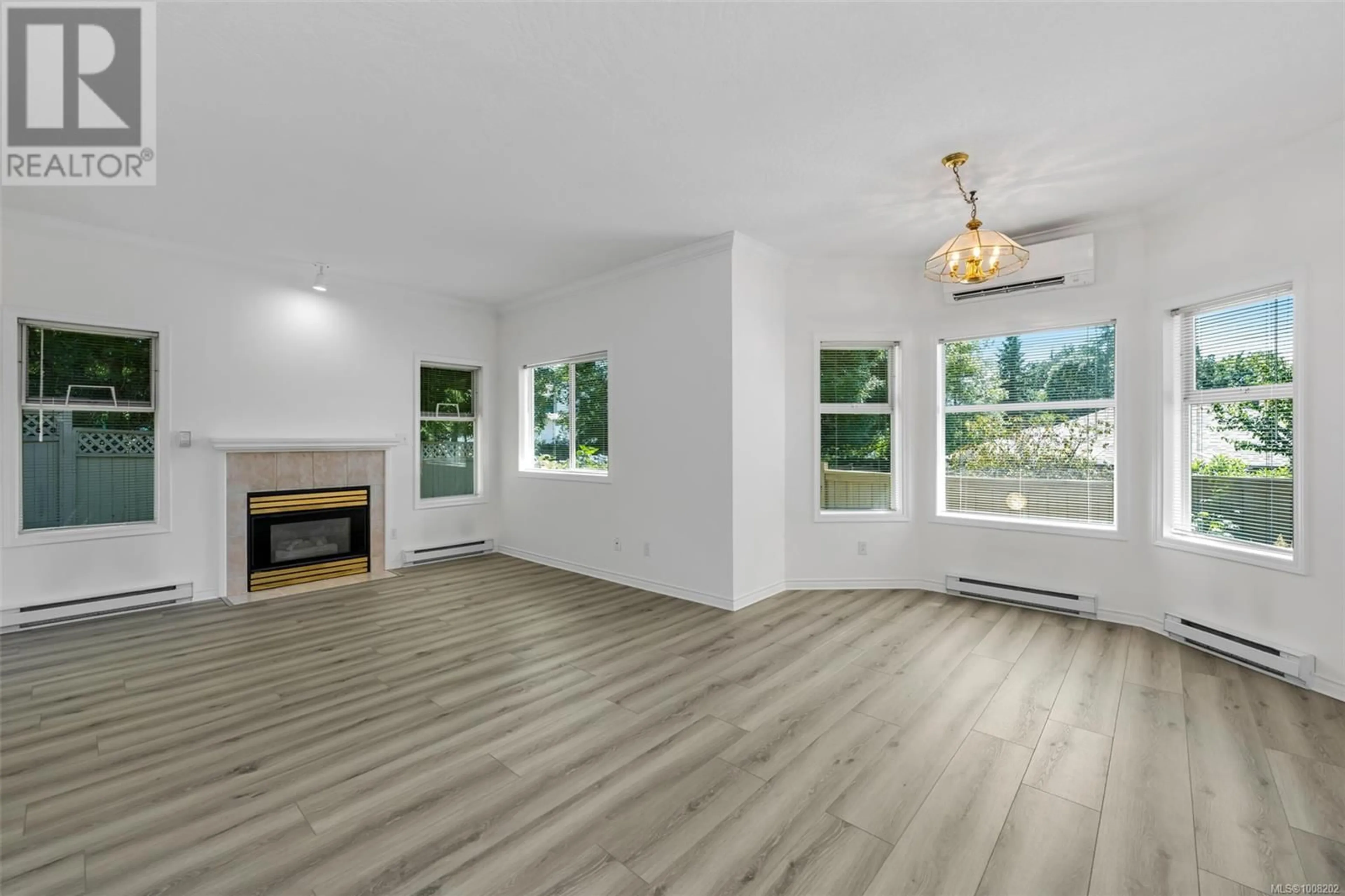 Living room with furniture, wood/laminate floor for 8 - 2121 TZOUHALEM ROAD, Duncan British Columbia V9L5J5