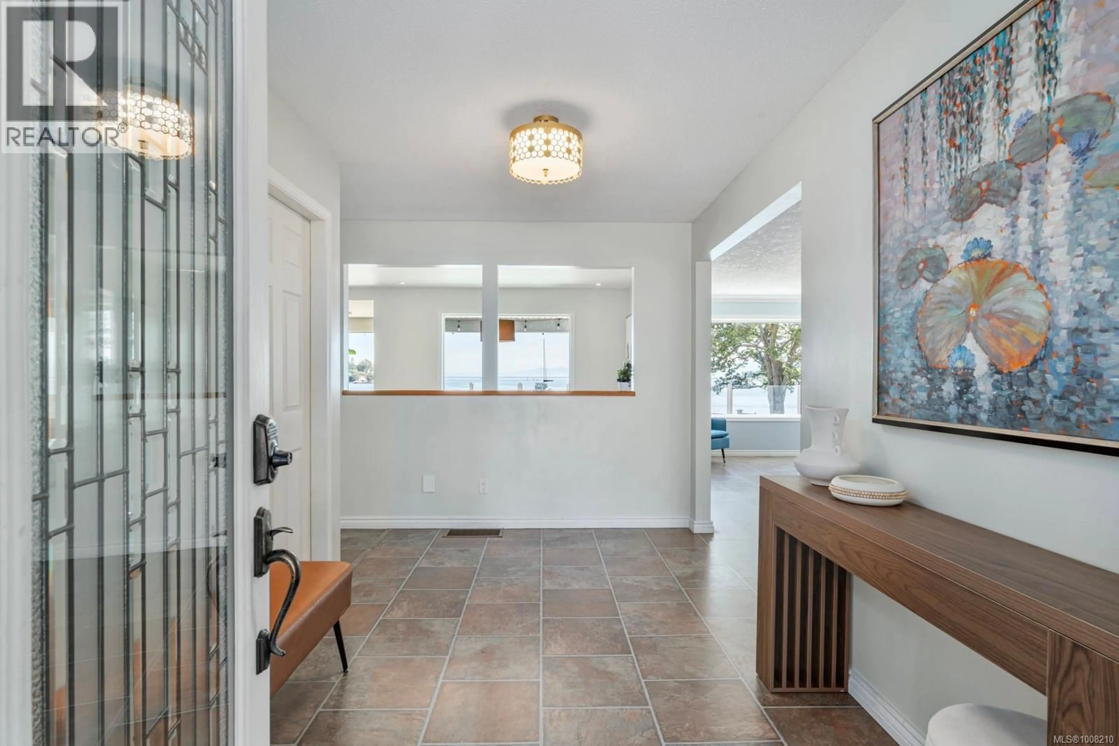 Indoor entryway for 3905B CADBORO BAY ROAD, Saanich British Columbia V8N4G3
